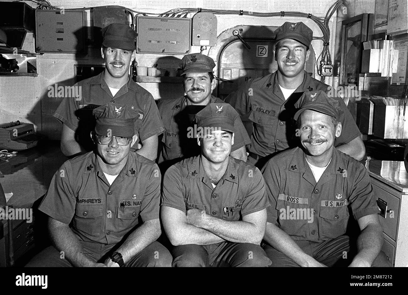 I membri della squadra subacquea posano per una foto a bordo della nave di riparazione USS JASON (AR-8). Base: Naval Station, Subic Bay Stato: Luzon Paese: Filippine (PHL) Foto Stock