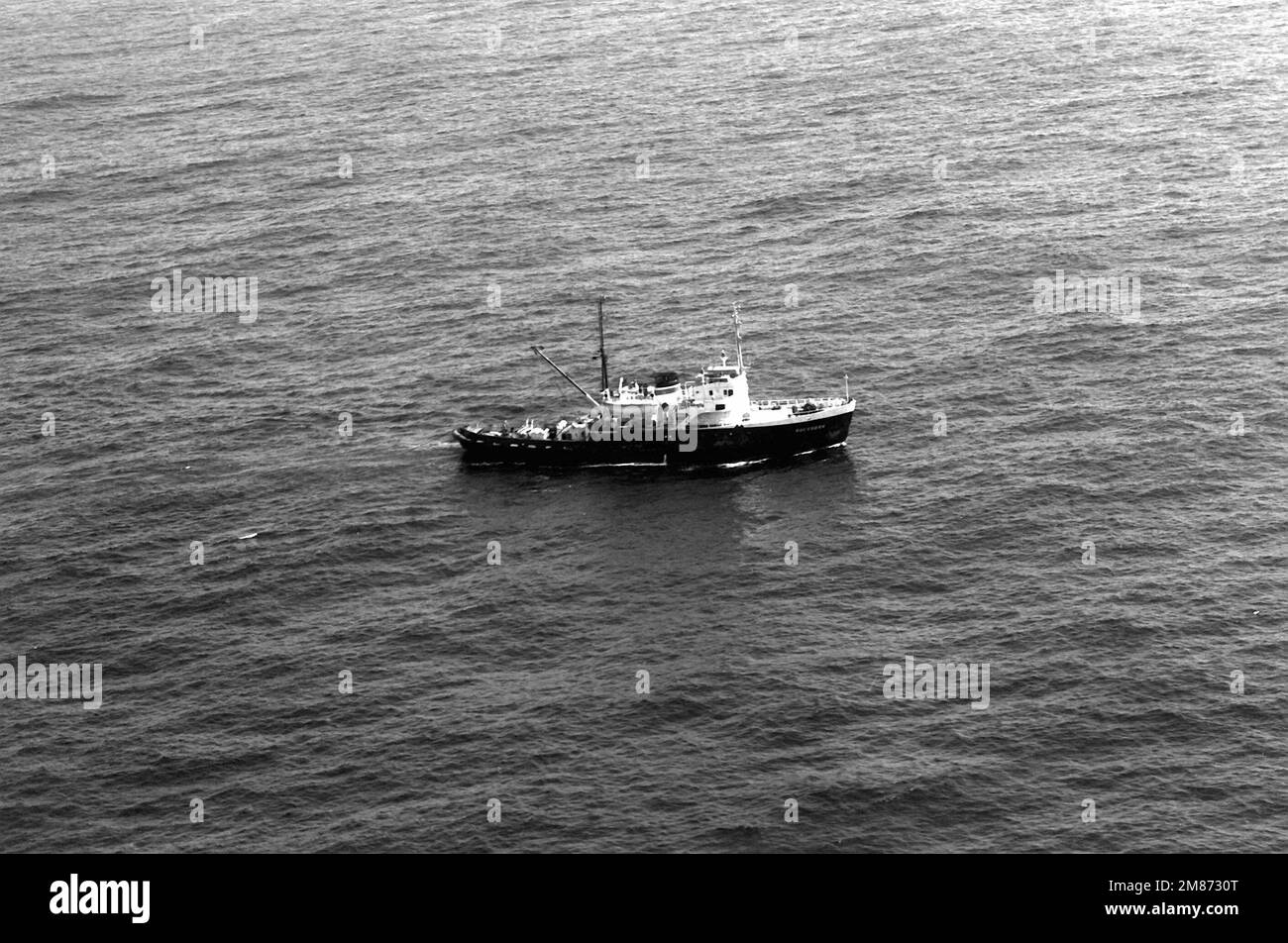 Una vista aerea a dritta di un rimorchiatore di salvataggio non identificato in corso. Paese: Sconosciuto Foto Stock