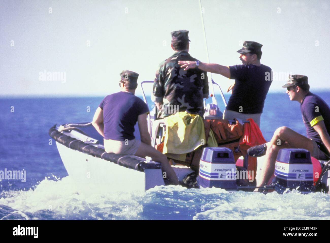 I subacquei del Fleet Imaging Command Atlantic Underwater Photography Team (UPT) cercano un'area adatta per fotografare durante un'immersione di addestramento lungo la barriera corallina costiera. Base: Key West Stato: Florida (FL) Paese: Stati Uniti d'America (USA) Foto Stock