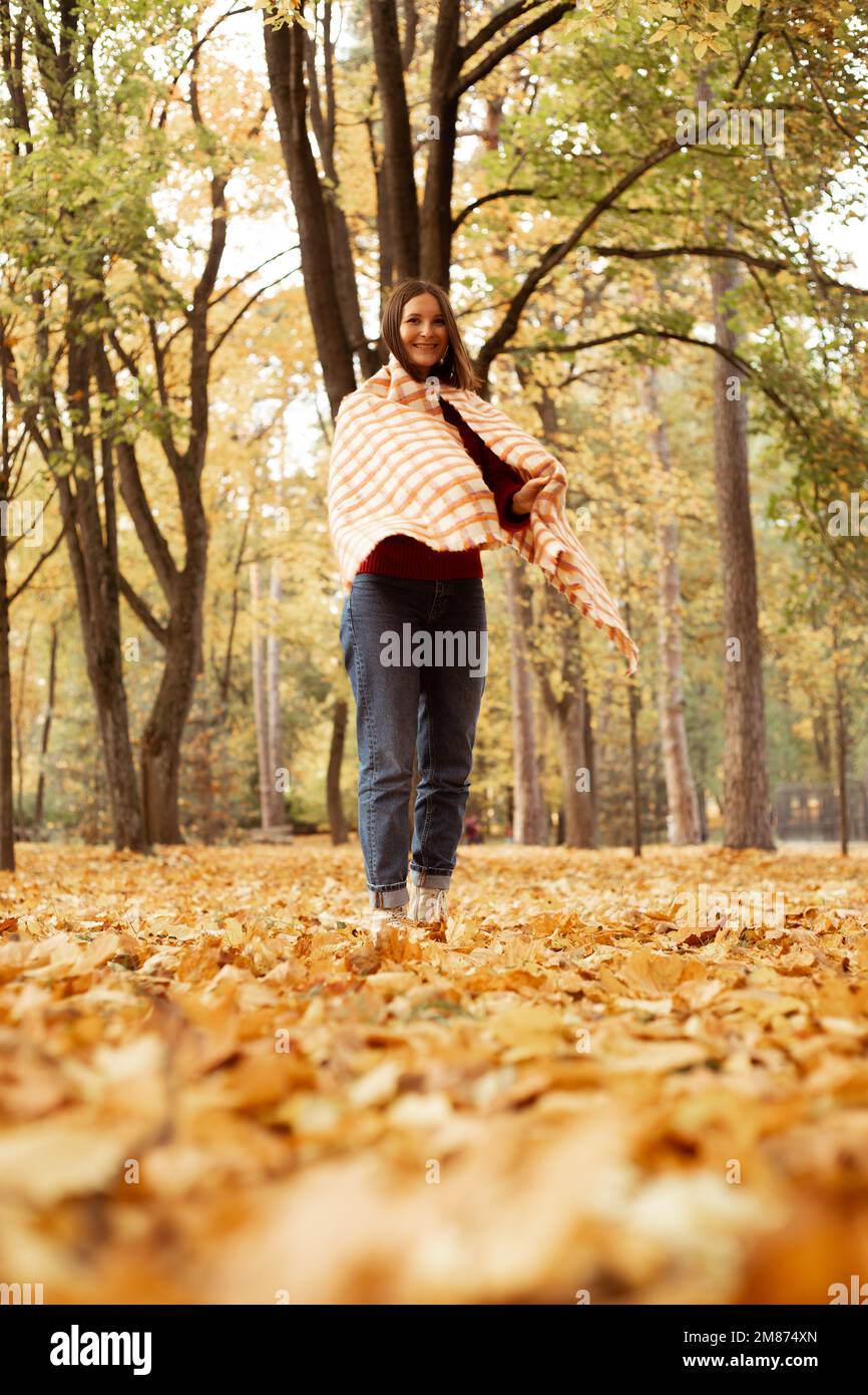 Primo piano thermos di tè caldo un albero caduto in autunno verde natura  Foto stock - Alamy