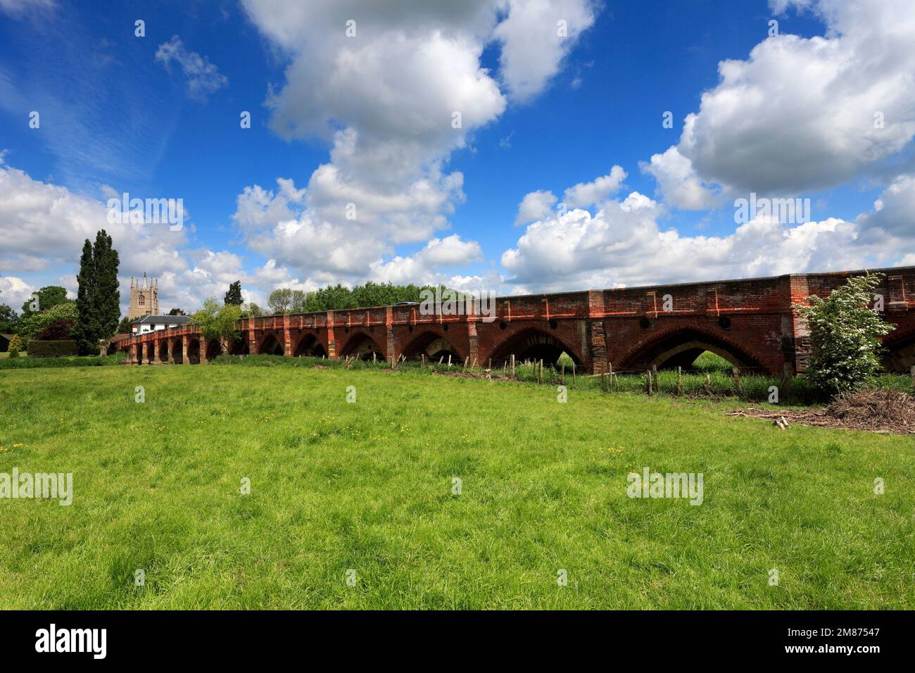 Estate vista del ponte sul Fiume Great Ouse, grande villaggio Barford, Bedfordshire, England, Regno Unito Foto Stock