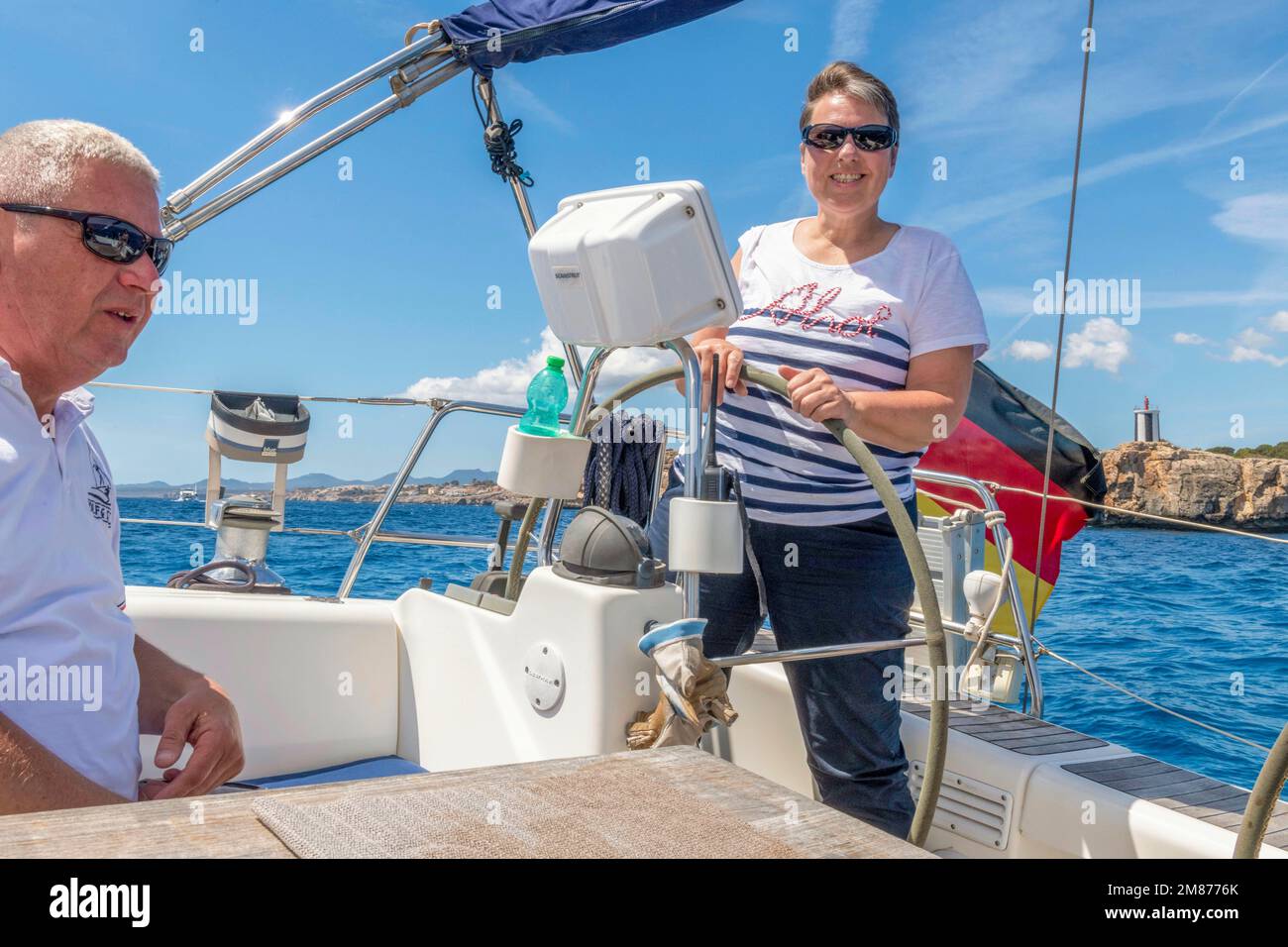 Una coppia sta navigando una Bavaria 43 Cruiser al largo di Porto Cristo, Maiorca. Foto Stock