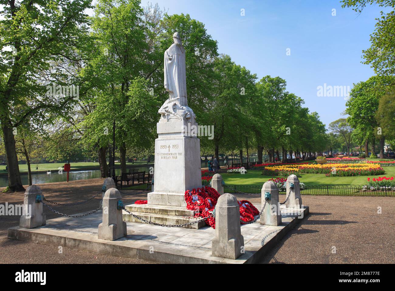 Fiori di Primavera, il Fiume Great Ouse terrapieno di notte, Bedford città; Bedfordshire County, England, Regno Unito Foto Stock
