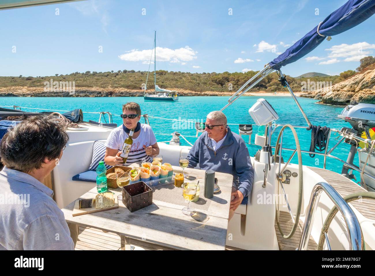 In un viaggio in barca a vela al largo di Porto Cristo, Maiorca, le acque turchesi di Cala Varques sono una sosta invitante. Foto Stock