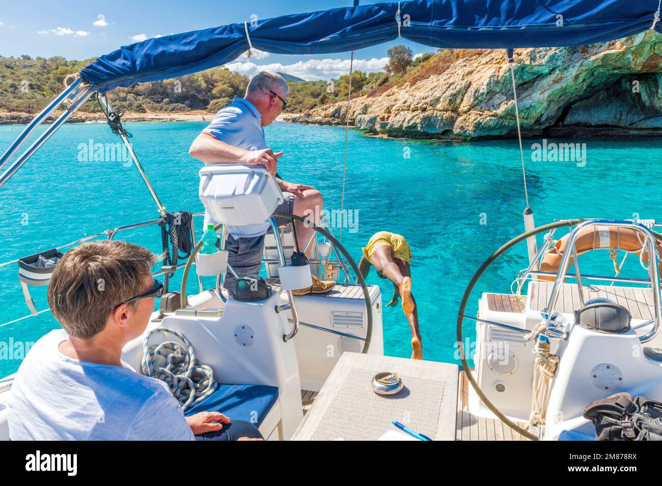 Durante un viaggio in barca a vela al largo di Porto Cristo, Maiorca, un tuffo nelle acque turchesi di Cala Varques vi invita a rinfrescarvi. Foto Stock
