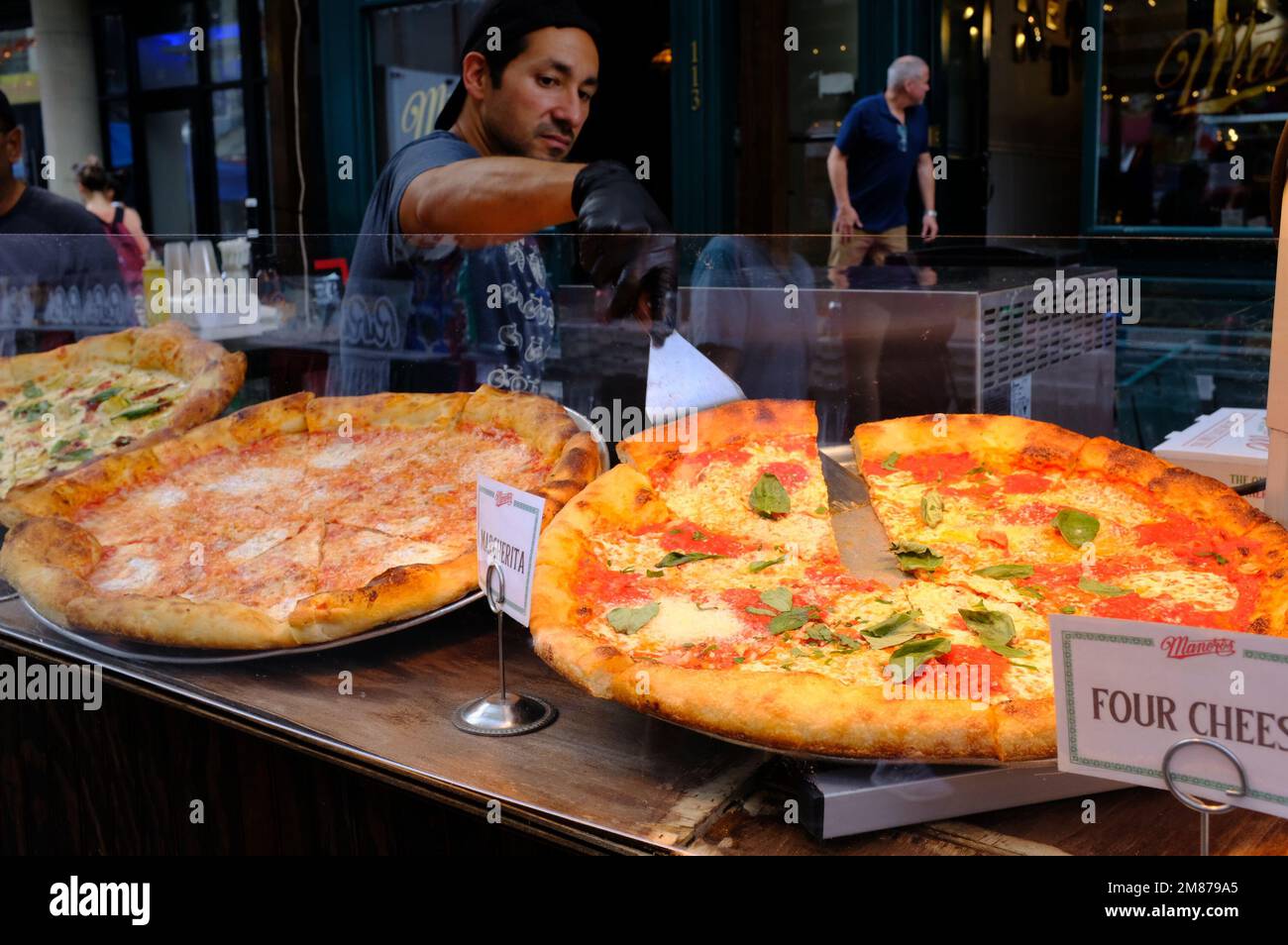 Un fornitore di cibo maschile che prepara pizze in vendita durante il San Gennaro Festival in Little Italy.Manhattan.New York City.USA Foto Stock