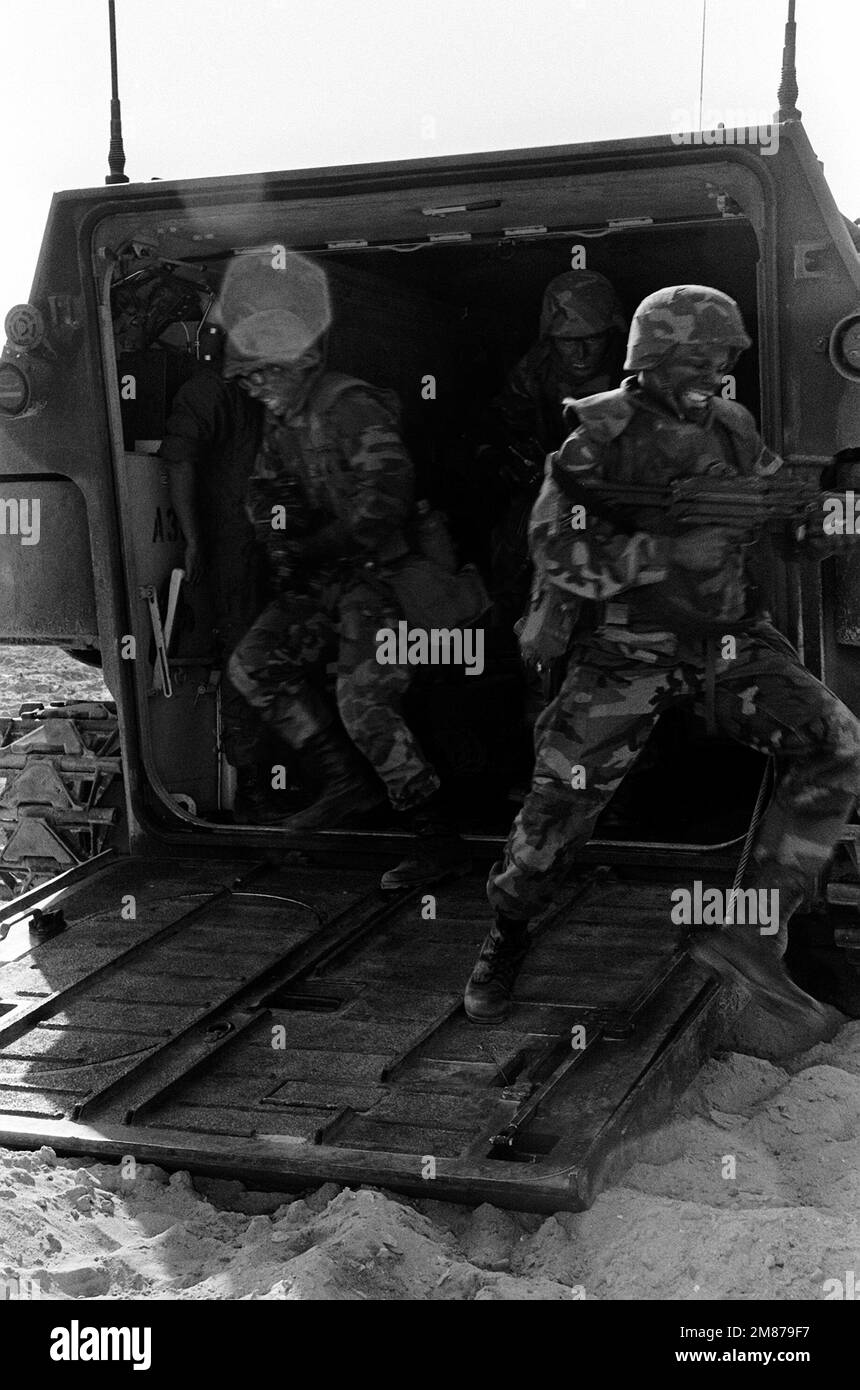 Marines della Co.. E, 2nd BN., 4th Marines, scampano da un veicolo anfibio AAVP-7A1 dopo essere sbarcati sulla spiaggia di Oura WAN. Stato: Okinawa Paese: Giappone (JPN) Foto Stock