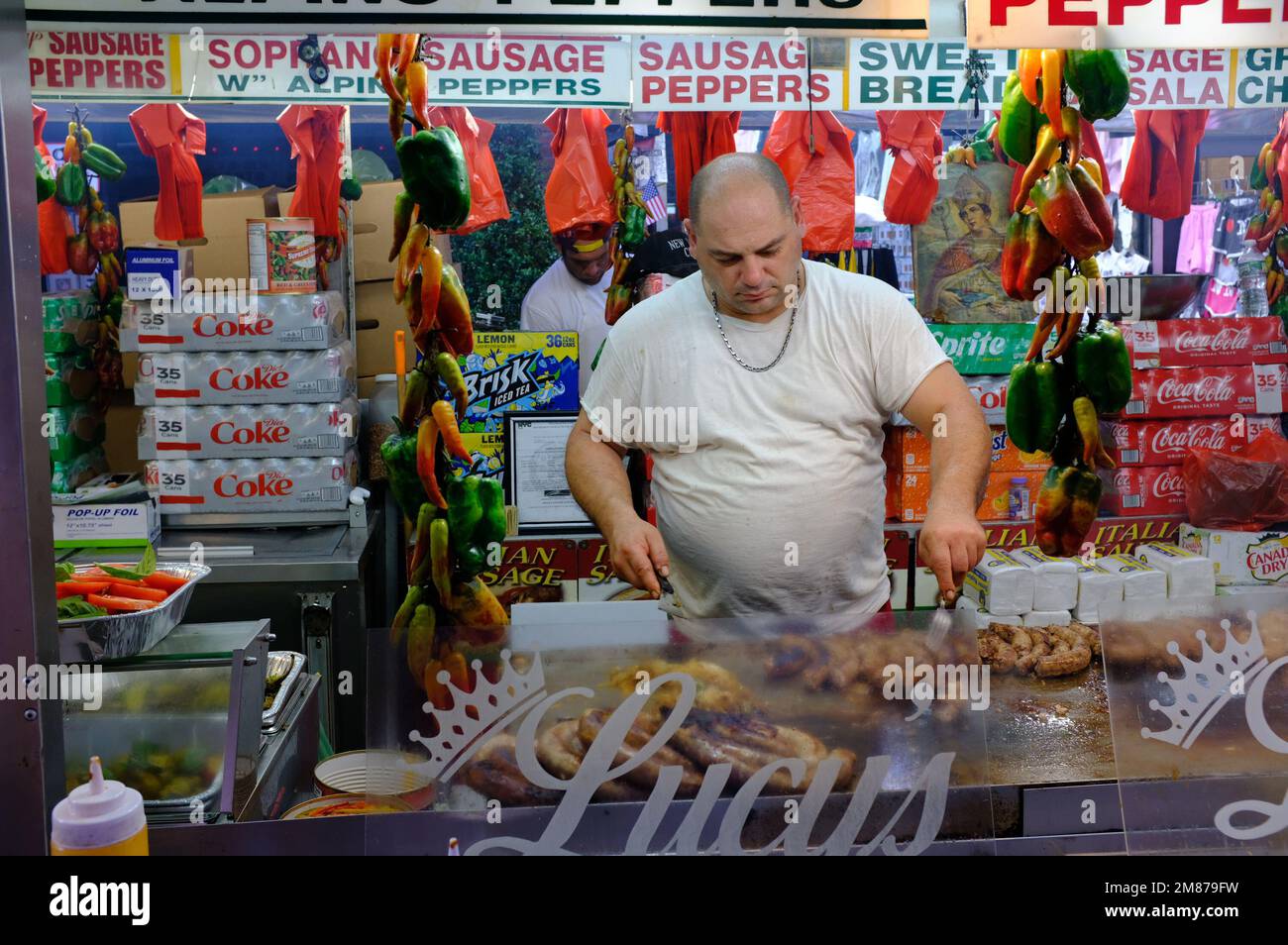 Un fornitore di cibo che grigliano salsicce italiane in Little Italy durante il San Gennaro Festival.Manhattan.New York City.USA Foto Stock