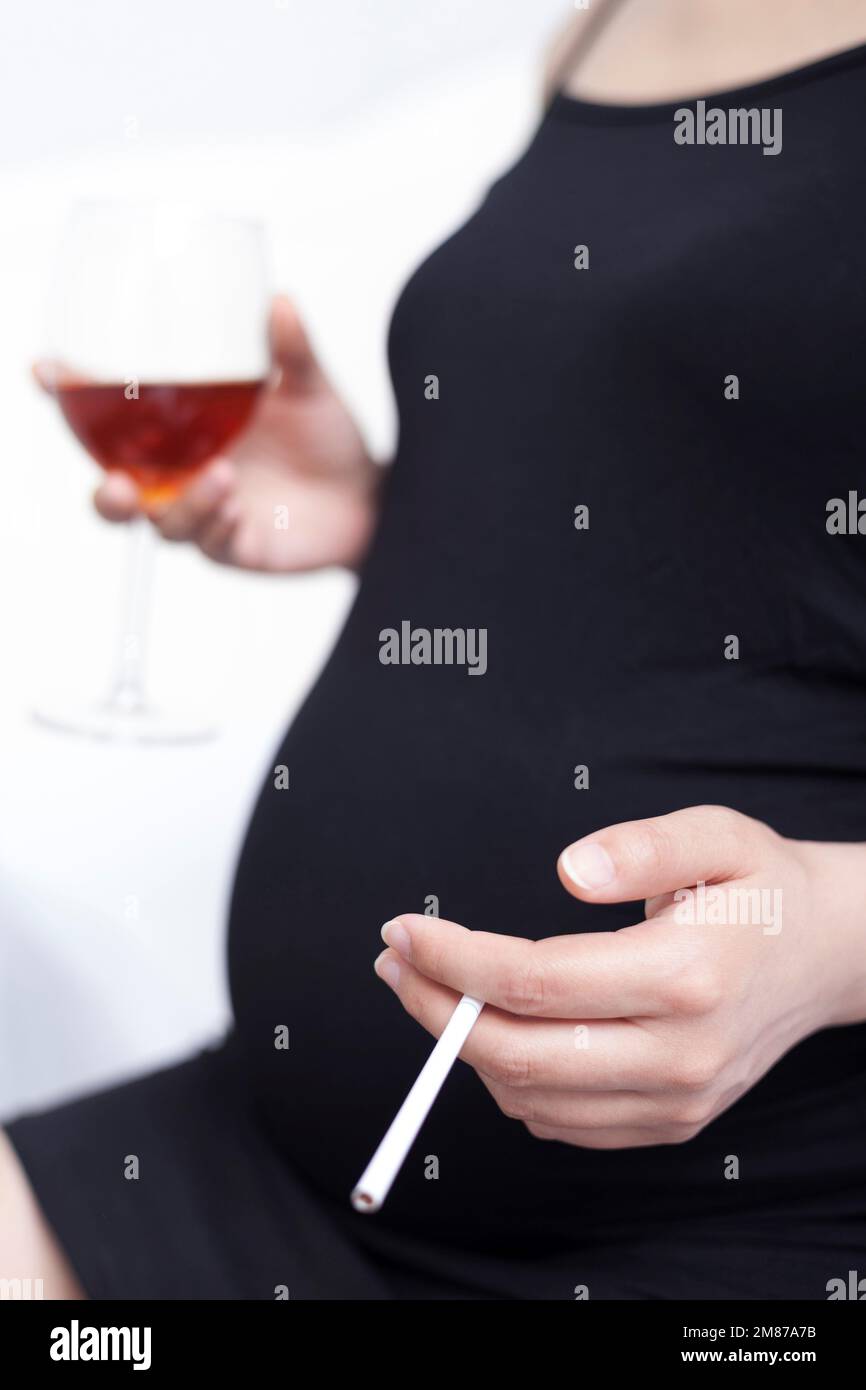 Abitudini alimentari malsane, donne incinte con alcol e tabacco Foto Stock