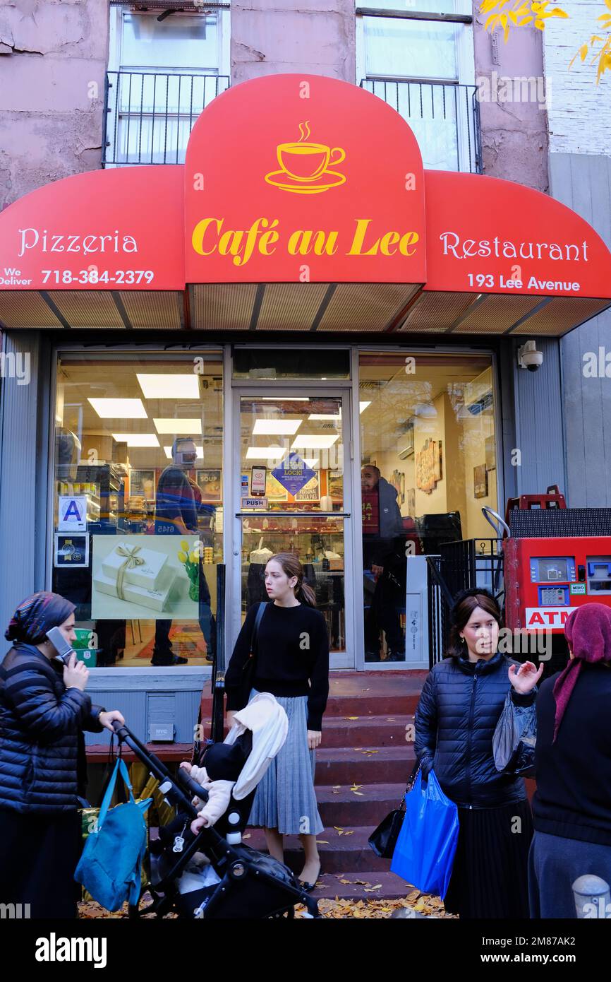 Donne ebraiche ortodosse fuori da Cafe au Lee, una caffetteria e un ristorante Pizzaria su Lee Avenue.Williamsburg.Brooklyn.New York City.USA Foto Stock