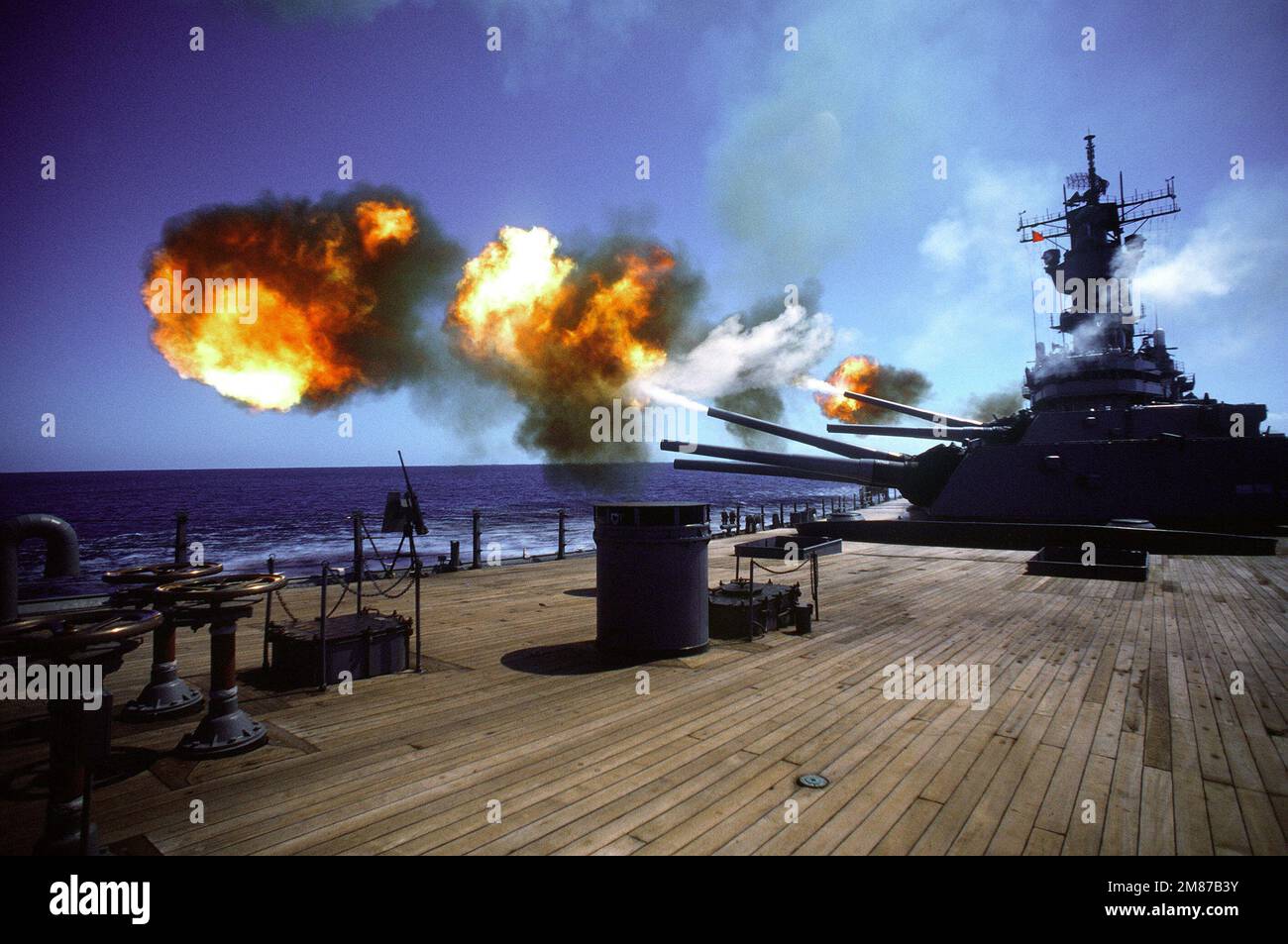 Le pistole di calibro 1, 2 e 3 Mark da 7 16 pollici/50 pollici vengono sparate a dritta durante un esercizio di tiro principale a bordo della nave da guerra USS IOWA (BB-61). Paese: Sconosciuto Foto Stock