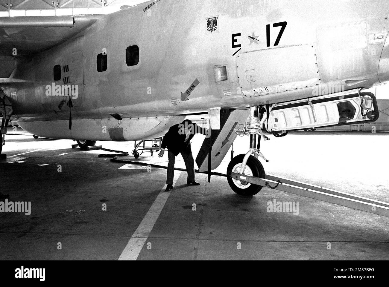 Il Segretario Della Marina John F. Lehman Jr. Esce Da Un Aereo Fleet ...