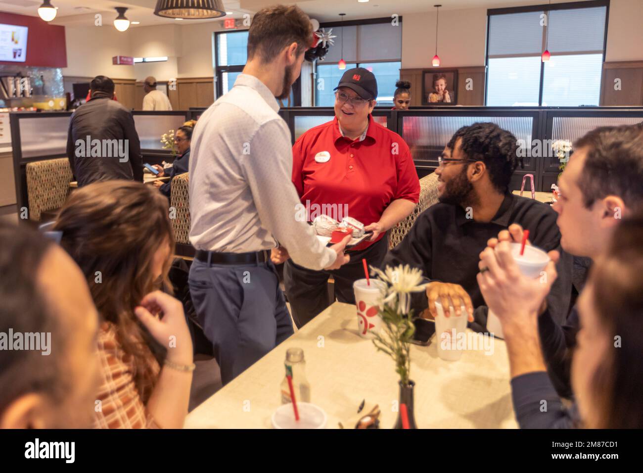 Livonia, Michigan - Un lavoratore di Chick-fil-A consegna un ordine a un tavolo il giorno della grande apertura del ristorante. Foto Stock