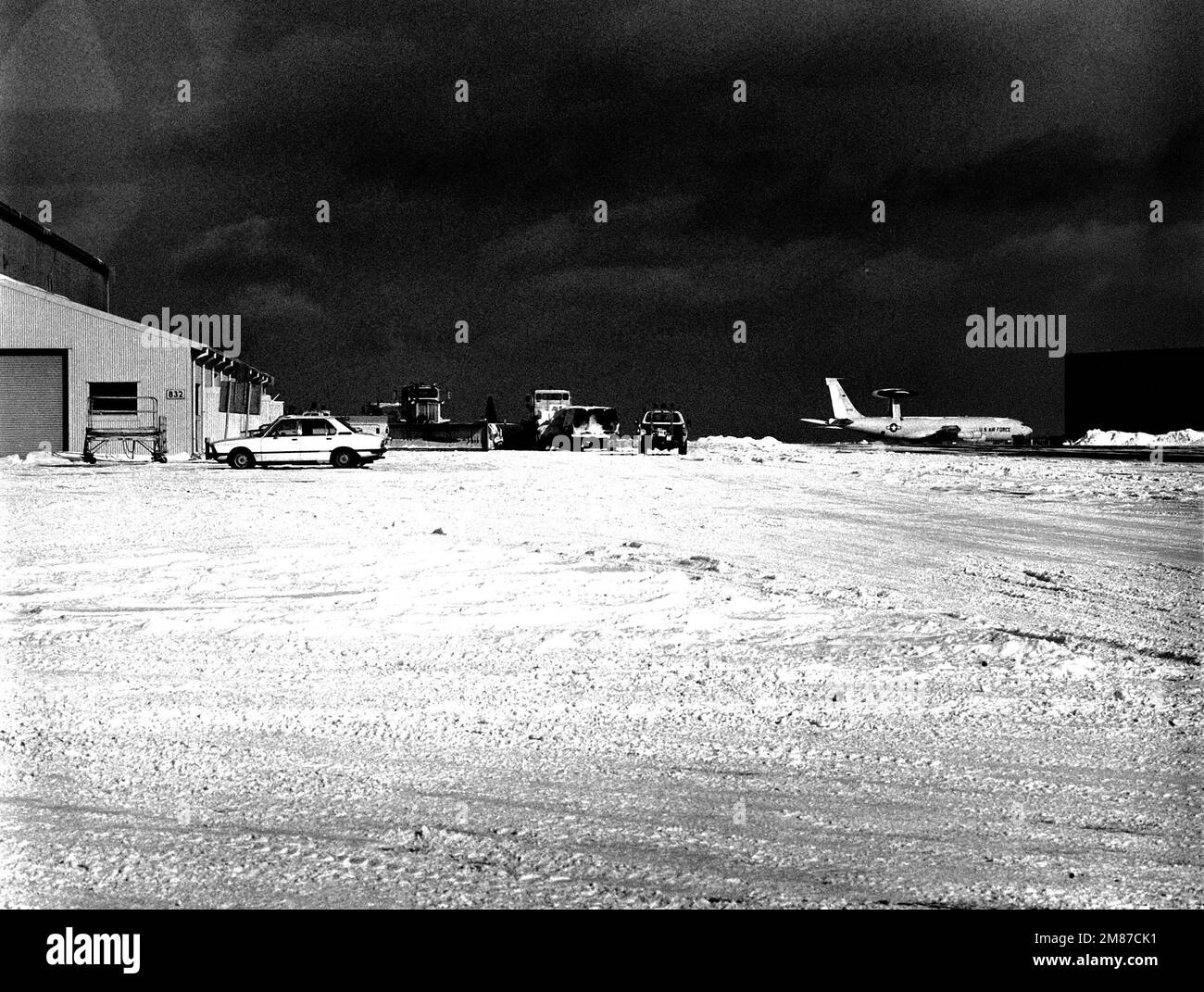 Le operazioni di rimozione della neve si svolgono sulla linea di volo tra l'edificio 832 e l'edificio 885. Base: Stazione aerea navale, Keflavik Paese: Islanda (ISL) Foto Stock