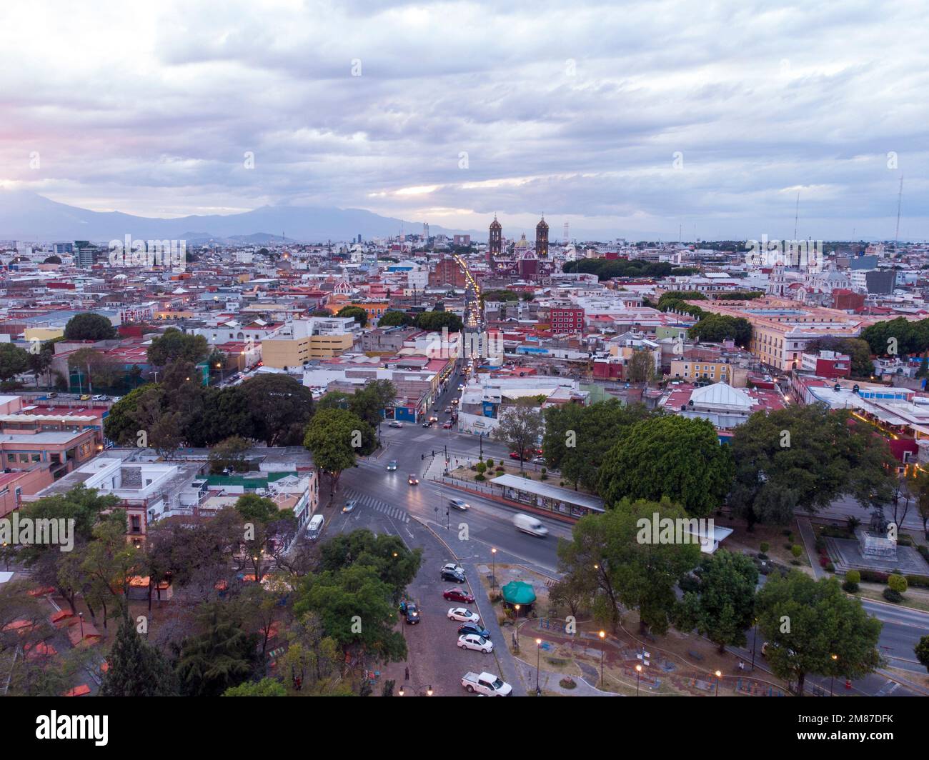 Puebla al tramonto drammatico ripresa aerea drone del centro della città a Puebla de Zaragoza, Stato di Puebla, Messico Foto Stock