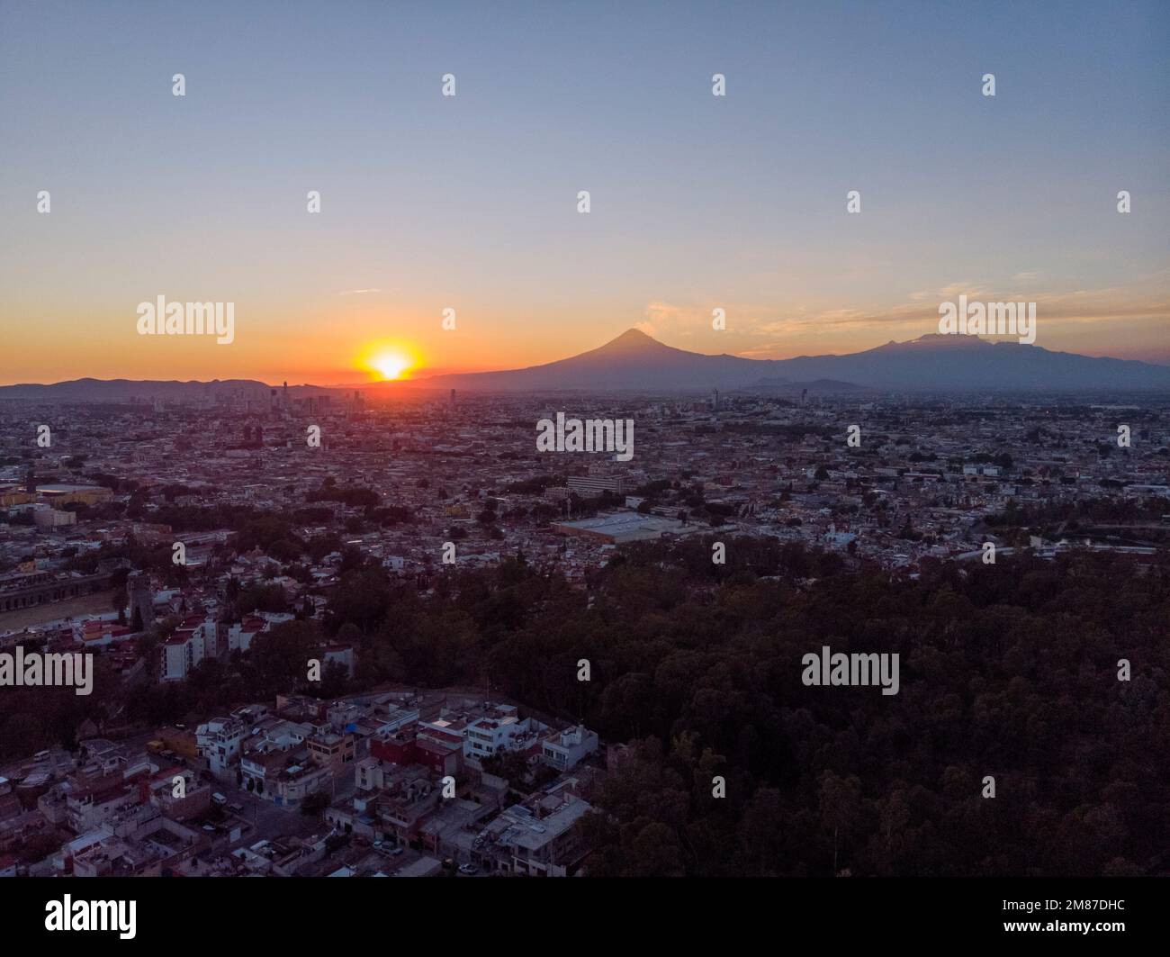 Puebla al tramonto drammatico ripresa aerea drone del centro della città a Puebla de Zaragoza, Stato di Puebla, Messico Foto Stock