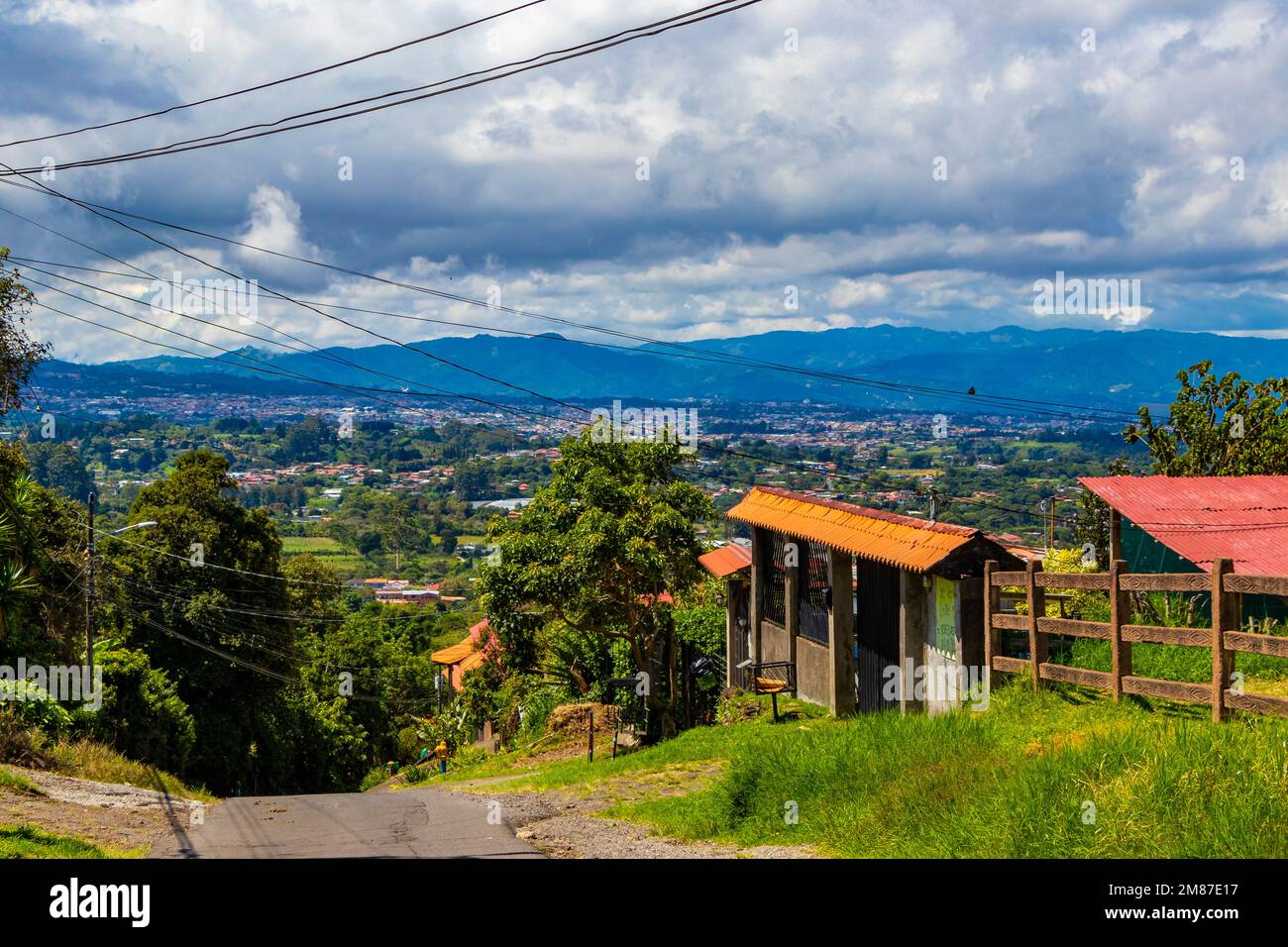 Bellissimo paesaggio di montagna e panorama della città con alberi di foresta nuvole e la natura di San José e Heredia in Costa Rica. Foto Stock