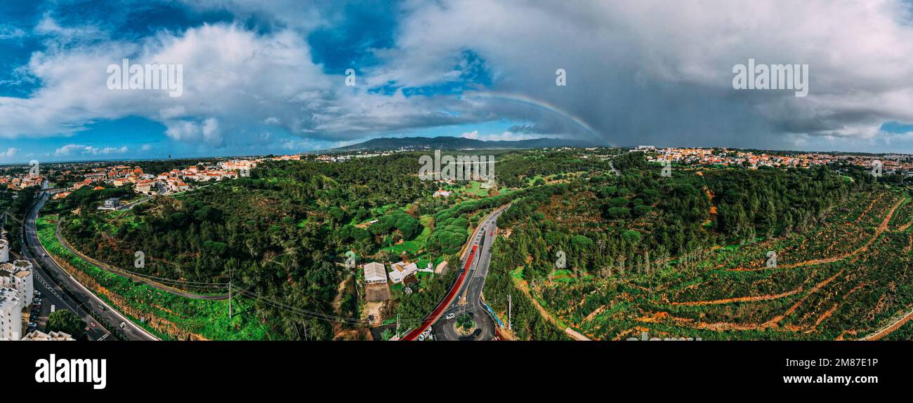 Vista panoramica aerea a Cascais, Portogallo guardando verso nord verso Sintra con arcobaleno sul lontano centro Foto Stock