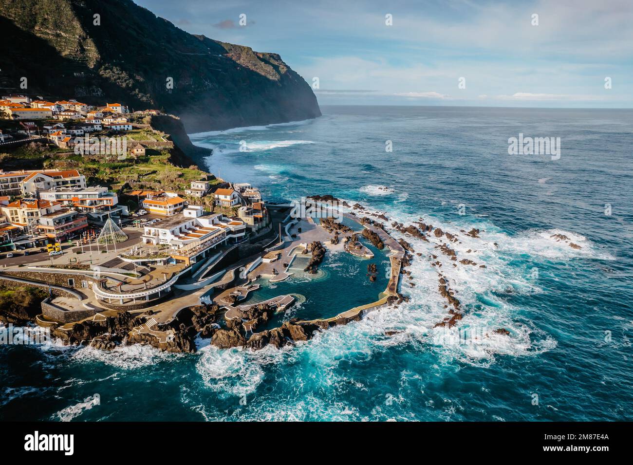 Vista aerea di Porto Moniz con piscine di lava vulcanica, Madeira. Piscine naturali di acqua salata create in formazioni laviche dall'oceano Atlantico. Gorgeous Foto Stock
