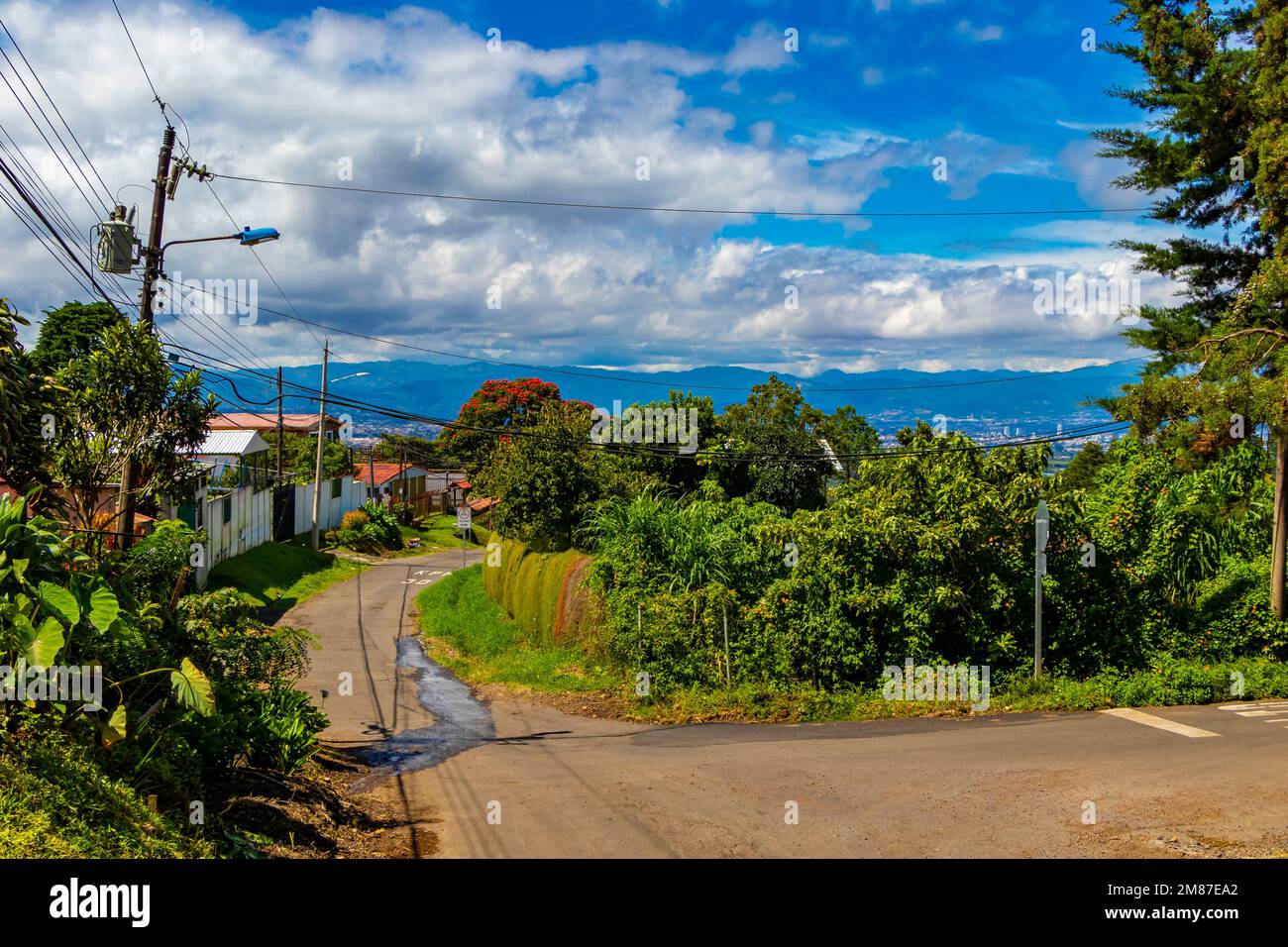 Bellissimo paesaggio di montagna e panorama della città con alberi di foresta nuvole e la natura di San José e Heredia in Costa Rica. Foto Stock