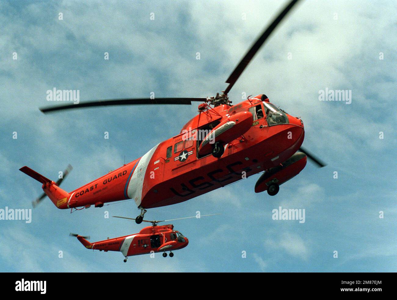 DUE HH-52A USA Gli elicotteri della Guardia Costiera sorvolano Pearl Harbor Hawaii. Paese: Sconosciuto Foto Stock