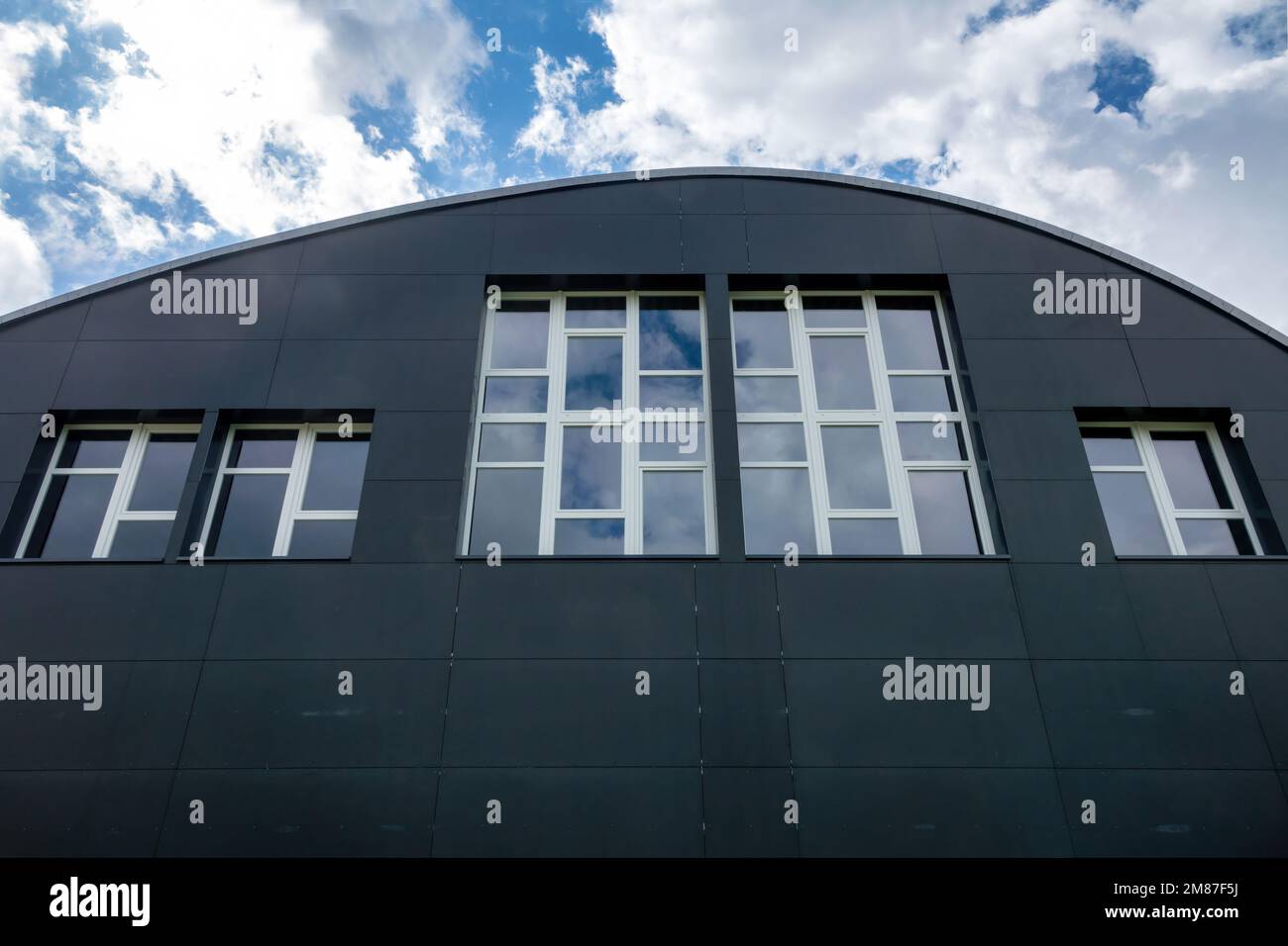 dettaglio architettonico di un edificio con un tetto a volta blu e nero Foto Stock