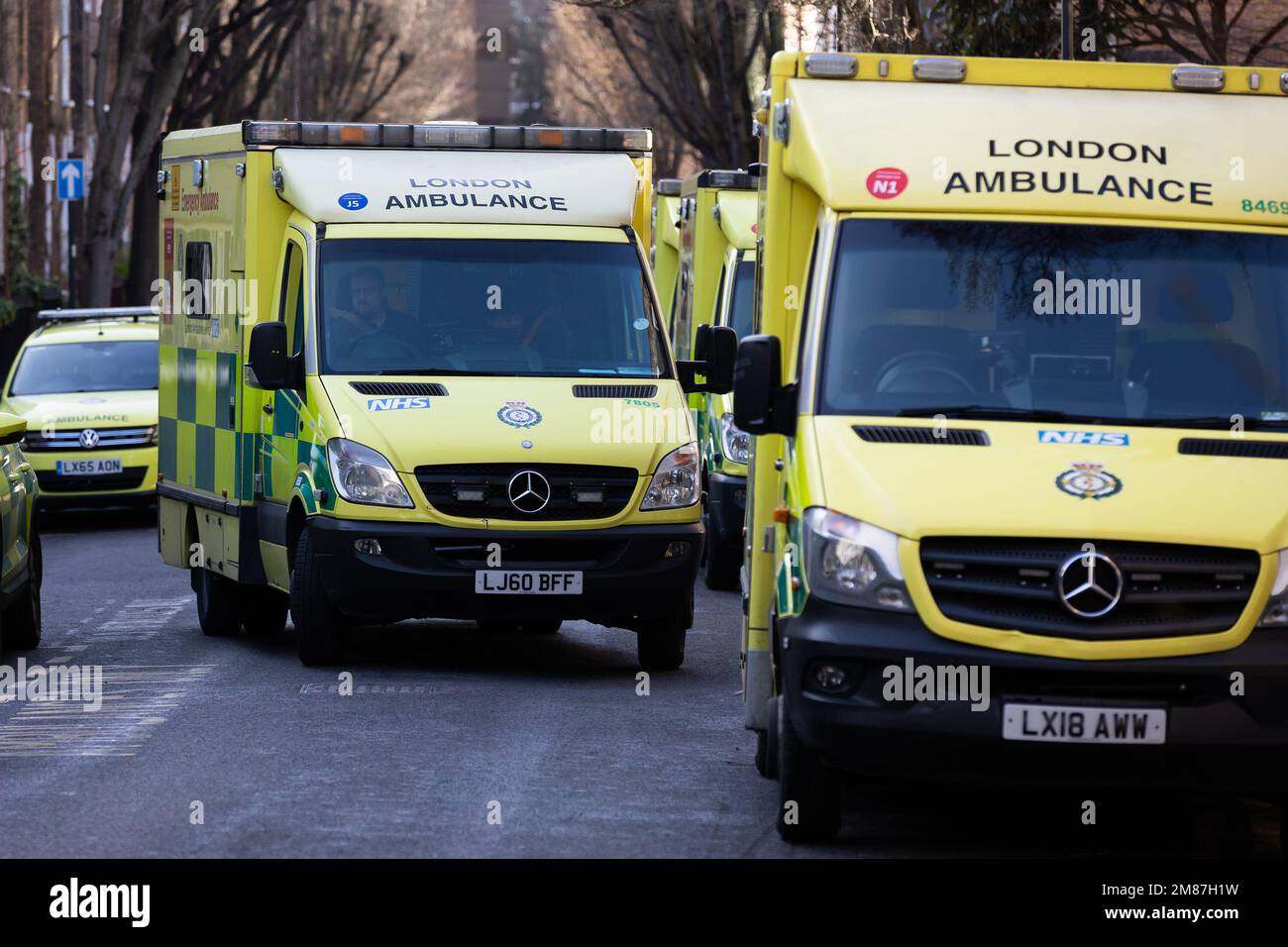 Londra, Regno Unito. 11th Jan, 2023. Un'ambulanza lascia la stazione di ambulanza di Waterloo a Londra. Unison e membri GMB del LAS cammineranno fuori per 12 ore dalle 11am:00 del mercoledì in una disputa sulla paga. Credit: SOPA Images Limited/Alamy Live News Foto Stock