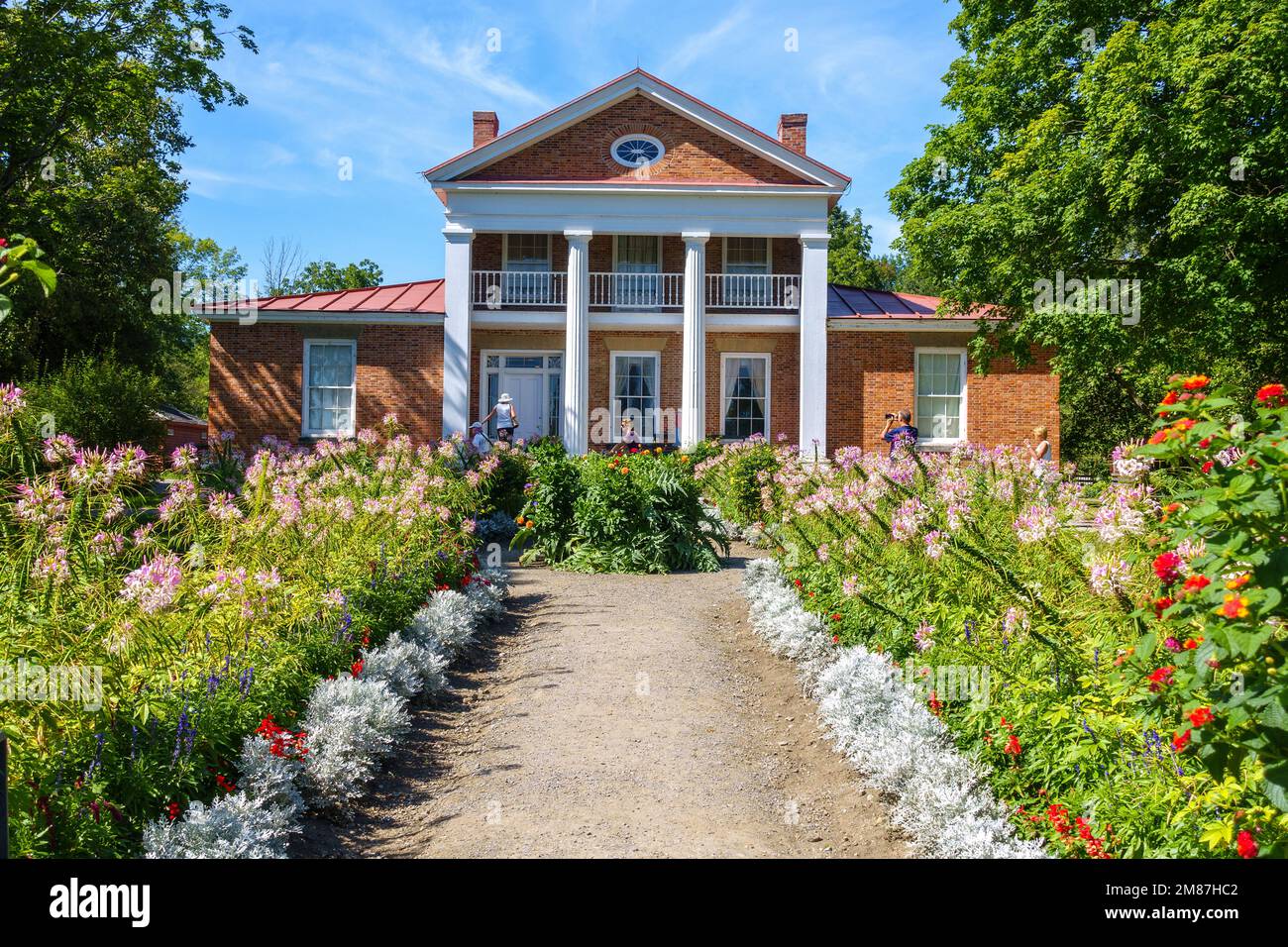 Giardini floreali formali di fronte a Chrysler Hall, Upper Canada Village. Foto Stock