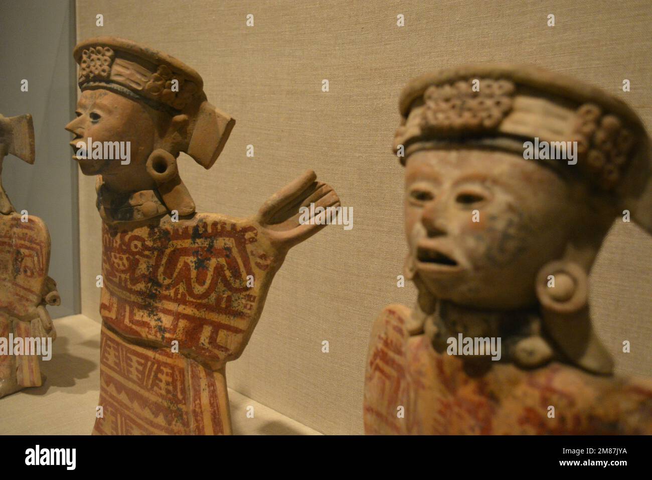 Tre figure femminili in piedi dalla zona di El Faisan in Veracruz Messico. Arte Precolumbian nel Museo d'Arte di Dallas, Dallas Texas Foto Stock