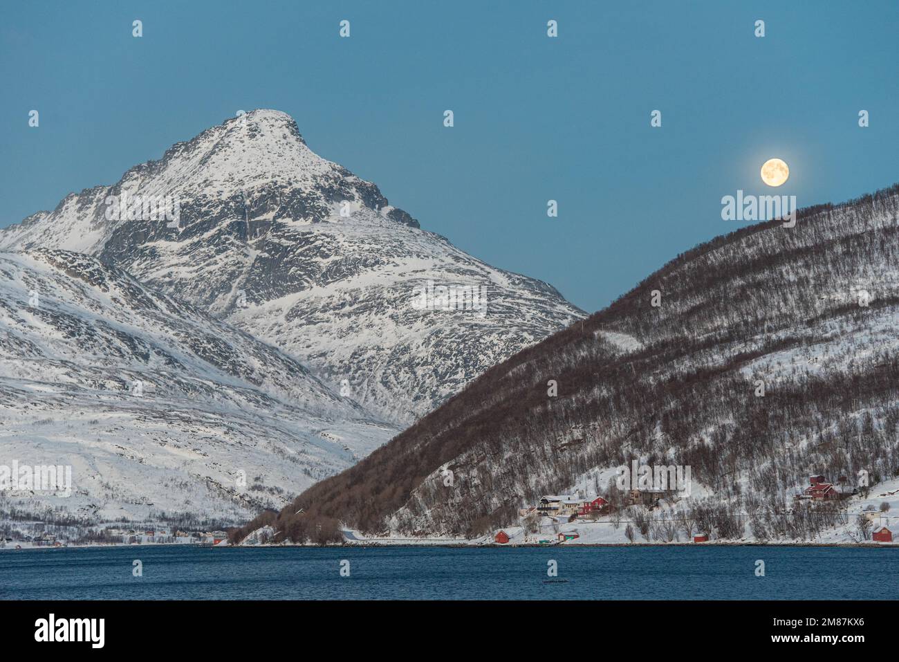 Notte polare e luna piena nel paesaggio artico vicino Tromso, Norvegia Foto Stock
