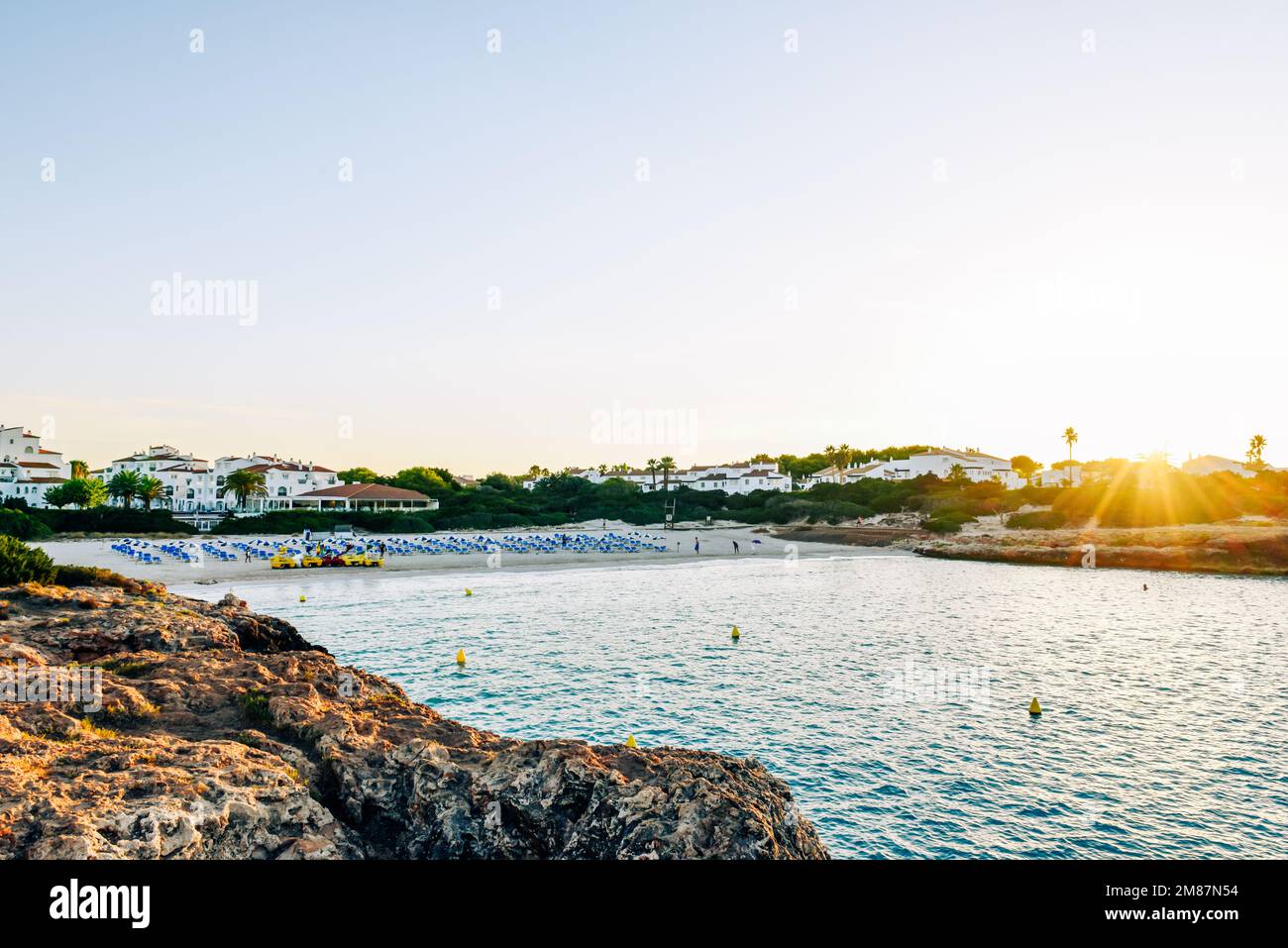 Vista mare sull'oceano di una spiaggia e resort a Minorca Foto Stock