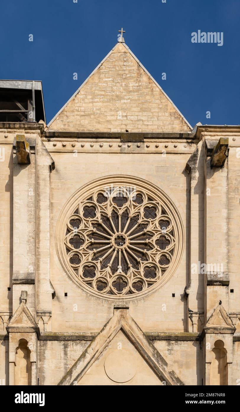 Dettaglio Vista verticale dell'antica chiesa di St Roch facciata in pietra con rosetta in luce del sole, Montpellier, Francia Foto Stock