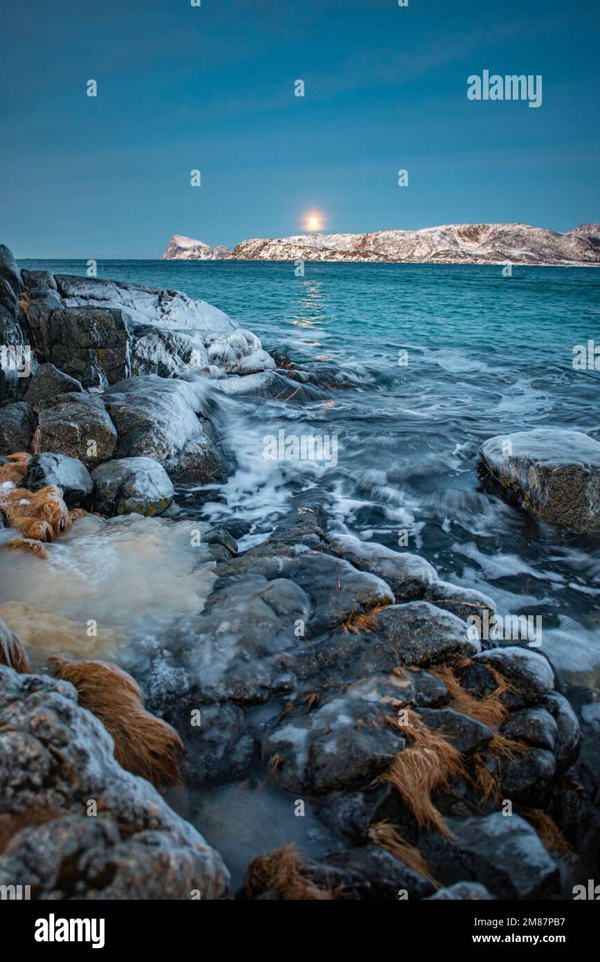 Splendida vista sul paesaggio norvegese vicino a Sommaroy, Troms, Norvegia. Paesaggio artico Foto Stock