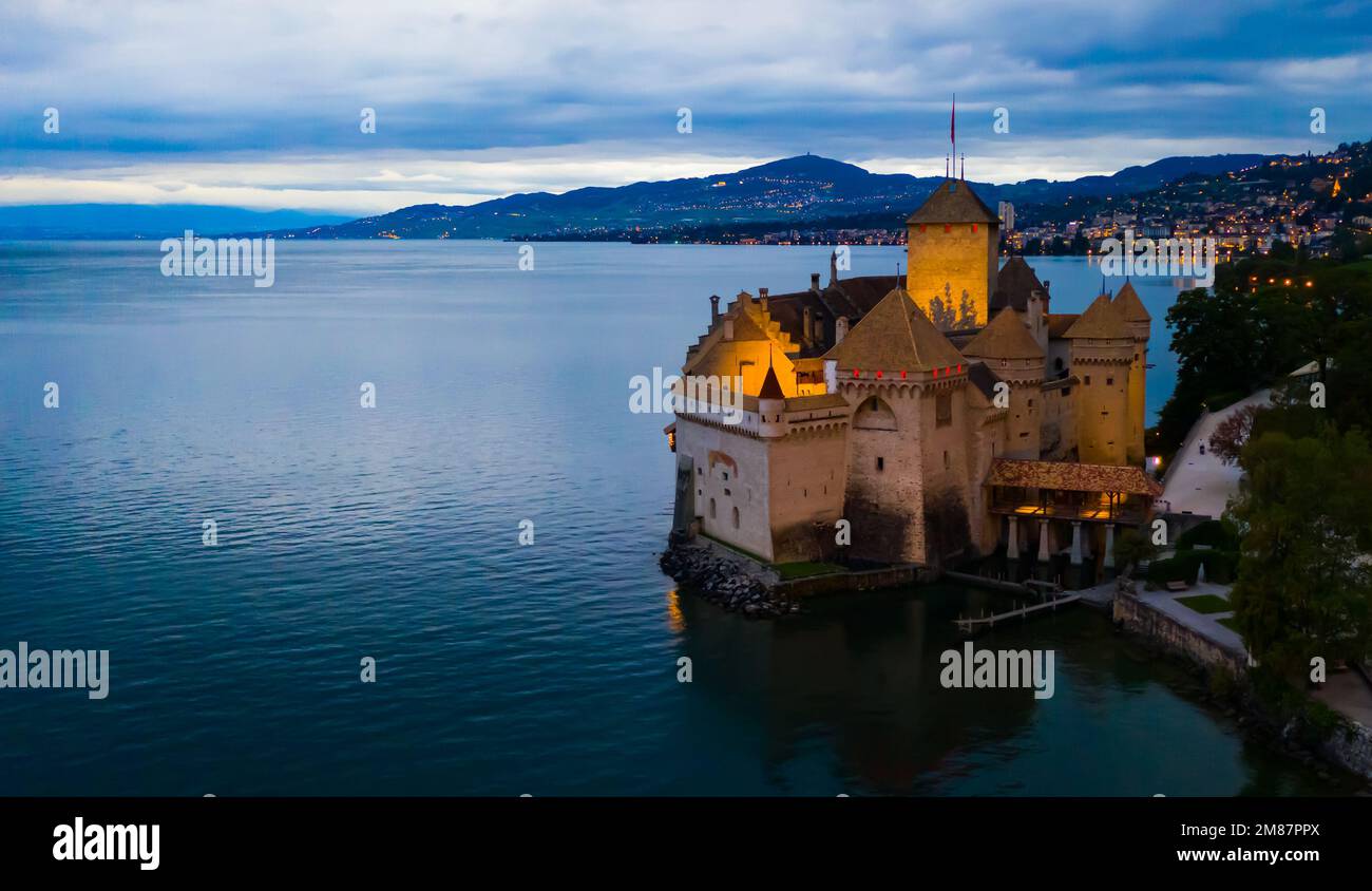 Vista notturna di Chateau de Chillon sul Lago di Ginevra, Svizzera Foto Stock