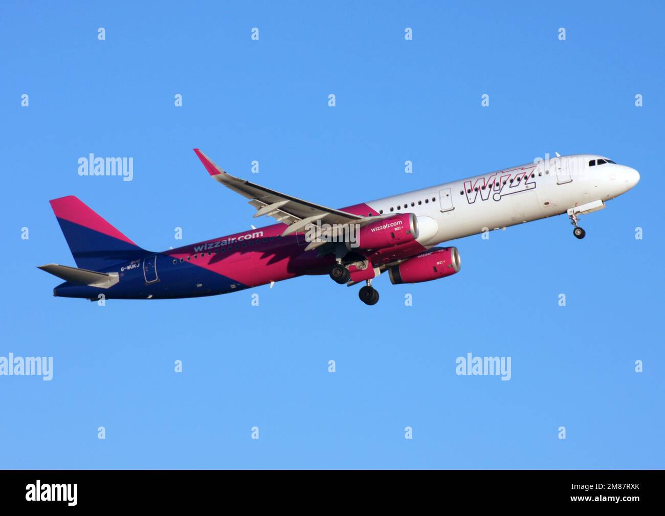 Un Airbus A321-231 di Wizz Air parte dall'aeroporto Gatwick di Londra Foto Stock