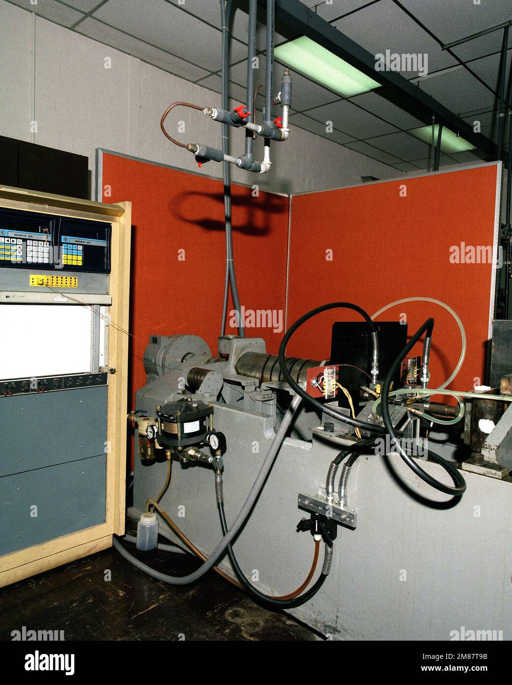 Una panoramica del sistema di test composito ceramico a temperatura elevata progettato da ingegneri dell'Università di Dayton Research Institute e del Metals Behavior Branch dell'Air Force Wright Aeronautical Laboratories (AFWAL). I compositi ceramici sono in fase di studio come possibili sostituzioni delle superleghe a base di nichel utilizzate nelle sezioni calde dei motori a turbina per aeromobili. Base: Wright-Patterson Air Force base Stato: Ohio (OH) Paese: Stati Uniti d'America (USA) Foto Stock