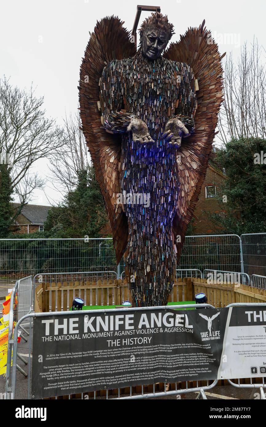 Slough, Regno Unito. 12 gennaio 2023. Il monumento nazionale contro la violenza e l'aggressione, noto come "l'angelo del coltello", è una scultura del 27ft di Alfie Bradley realizzata con circa 100.000 armi a pale raccolte in contenitori per l'amnistia dei coltelli in tutto il Regno Unito. La polizia della valle del Tamigi, la Safer Slough Partnership, lo Slough Borough Council e il Safety Centre stanno attualmente ospitando un mese di azione contro la violenza a Slough, che include un'amnistia per le armi. Credit: Notizie dal vivo di Mark Kerrison/Alamy Foto Stock