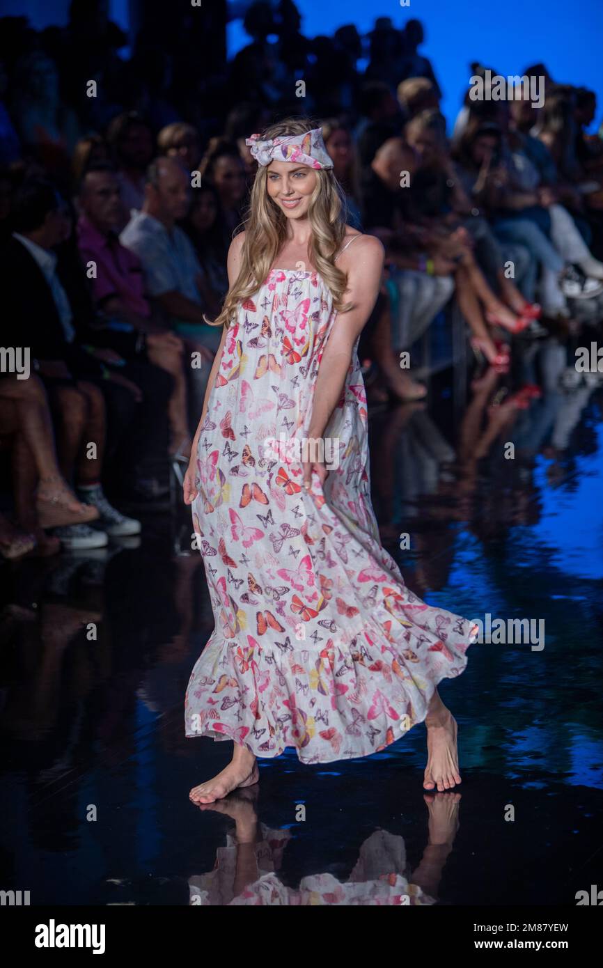 Un modello cammina la pista per Hale Bob Fashion Show durante Art, Hearts, Fashion Swim Week al Faena Forum di Miami Beach il 7- 11- 2021 Foto Stock