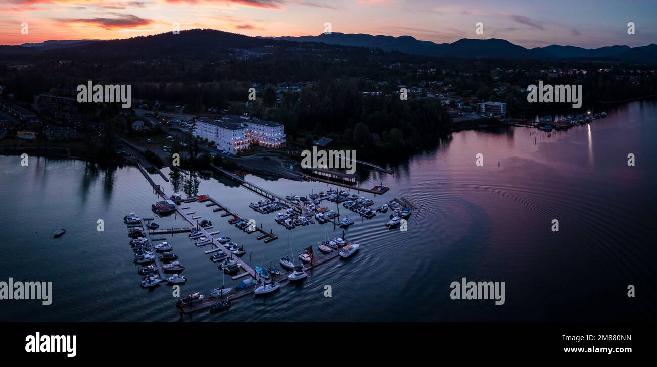 Barche aeree a ripresa droni nel porto al tramonto, Sooke BC, barche a vela, marina, cielo tramonto. Foto Stock