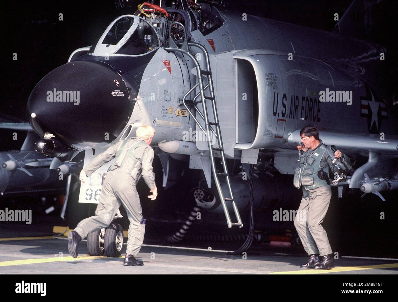 I membri di un equipaggio della Guardia Nazionale dell'aria corrono al loro F-4D Phantom II del 148th Fighter Interceptor Group durante un'esercitazione di scramble allerta. Base: Ramstein Air base Stato: Rheinland-Pfalz Paese: Deutschland / Germania (DEU) Foto Stock