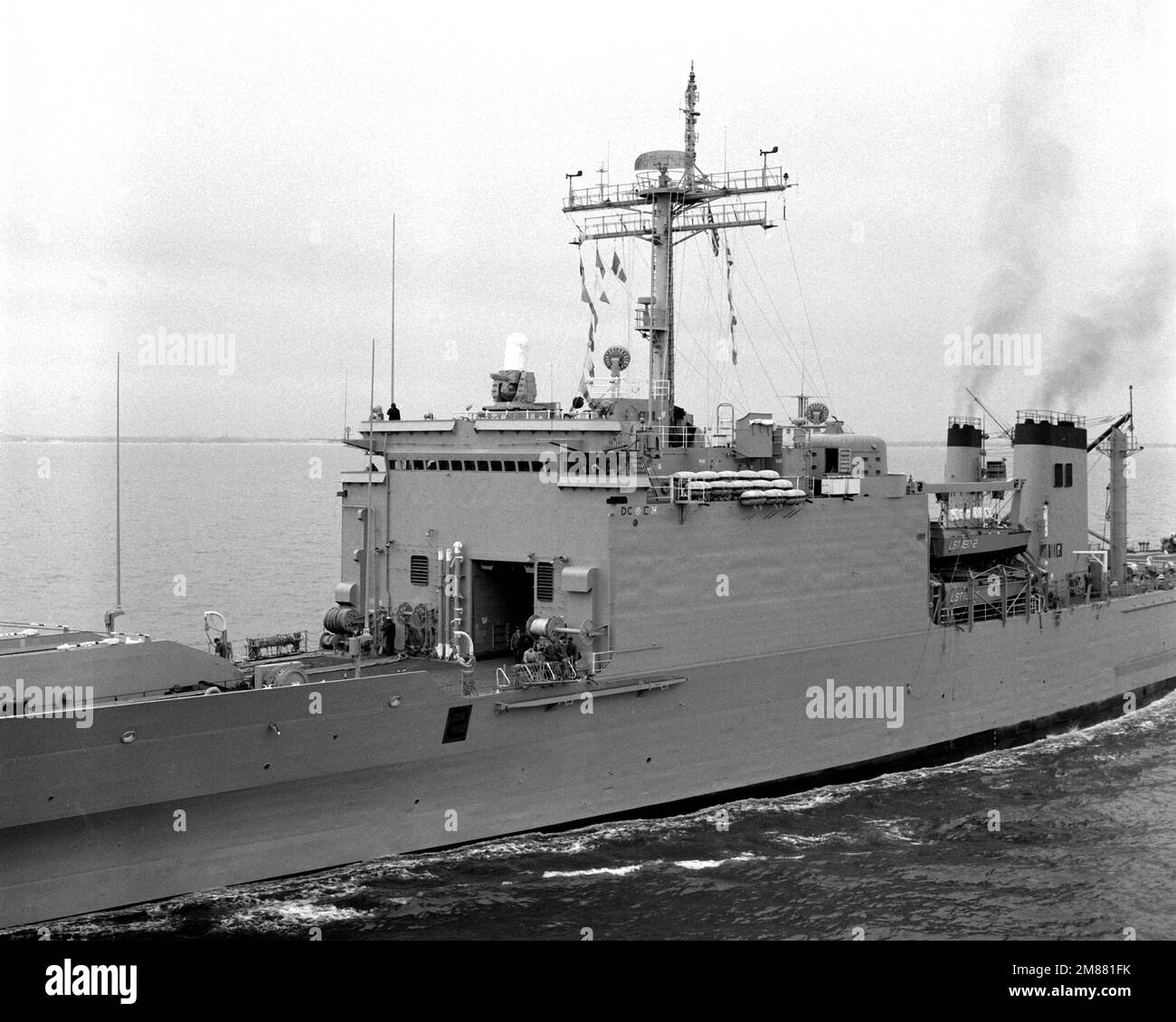 Un porto a metà delle navi vista della nave cisterna USS BARNSTABLE COUNTY  (LST-1197) in corso. Paese: Sconosciuto Foto stock - Alamy