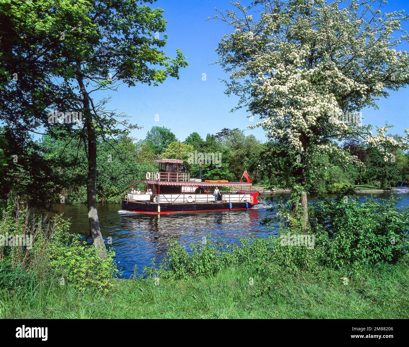 Fratelli francesi "Lucy Fisher' battello a vapore sul Fiume Tamigi, Runnymede, Surrey, England, Regno Unito Foto Stock