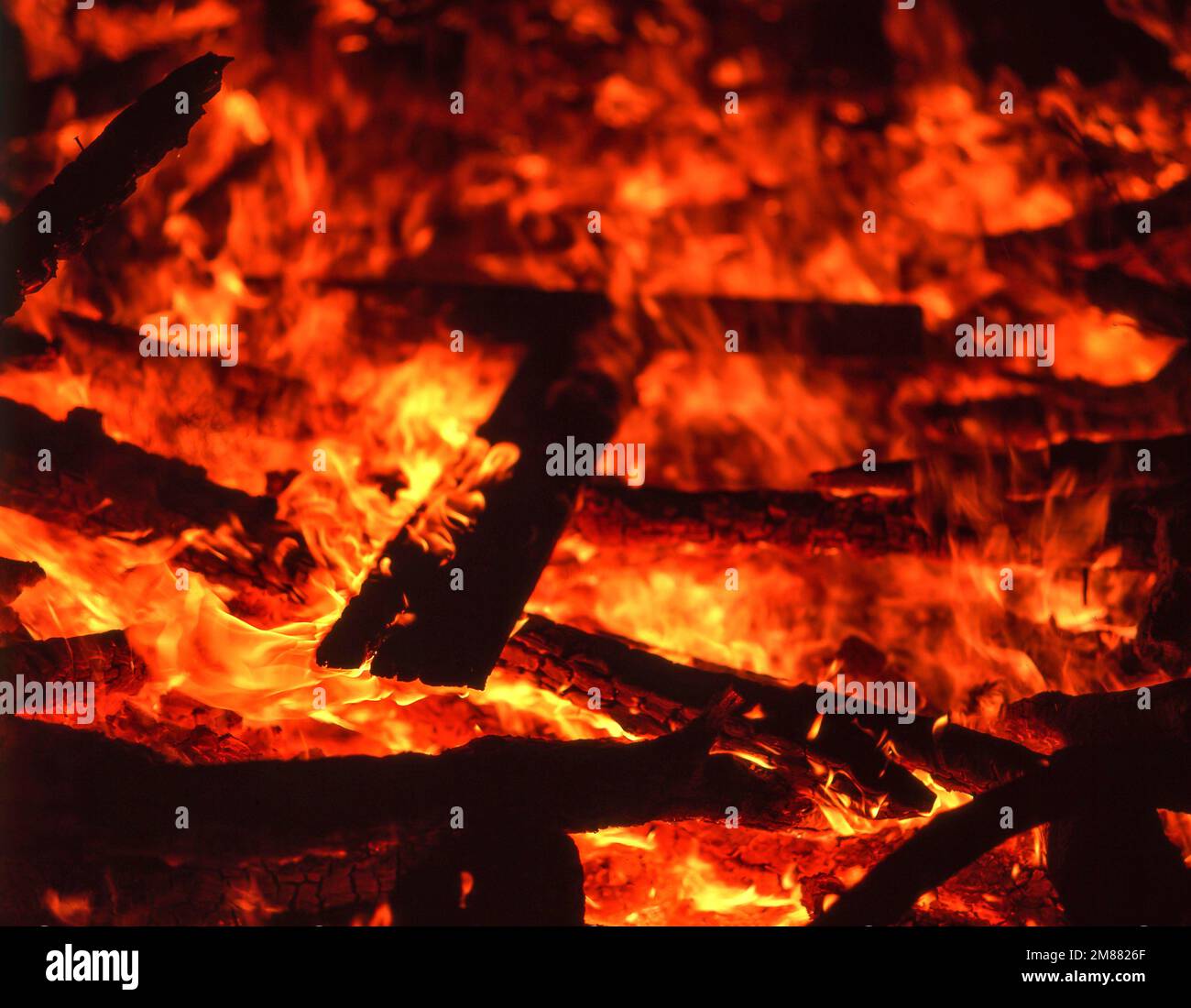 Legna che brucia su falò (Bonfire Night), Ascot, Berkshire, Inghilterra, Regno Unito Foto Stock