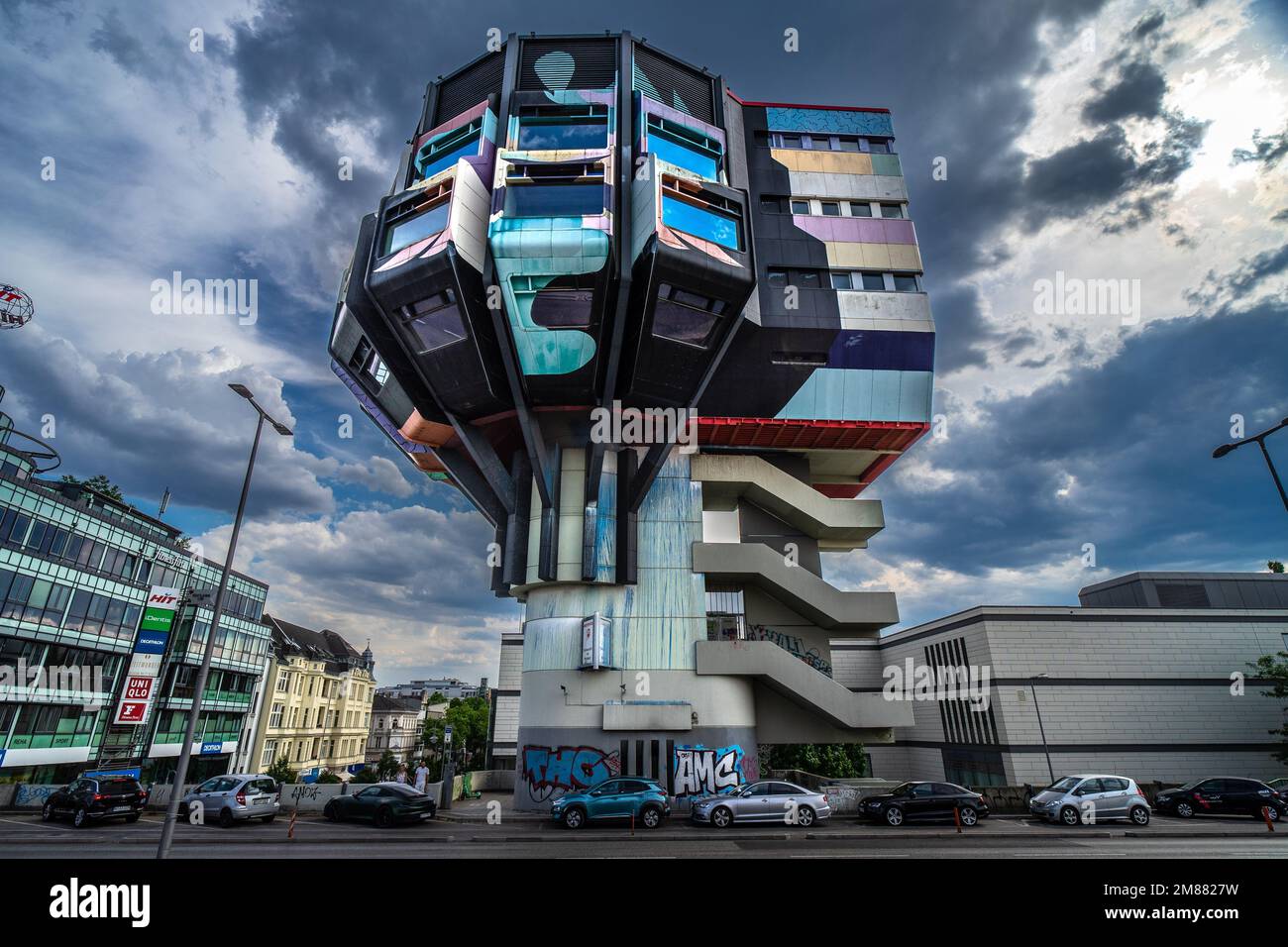 Berlino, Germania - Giugno 27 2022: Vista laterale di Bierpinsel - interessante edificio brutalista su Schloßstraße, gli edifici più interessanti del mondo Foto Stock