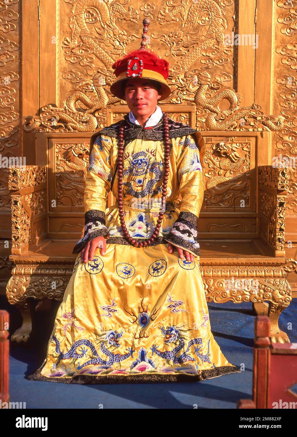 Turista vestito in costume imperiale, la Città Proibita (Zǐjìnchéng), Dongcheng, Pechino, la Repubblica popolare Cinese Foto Stock