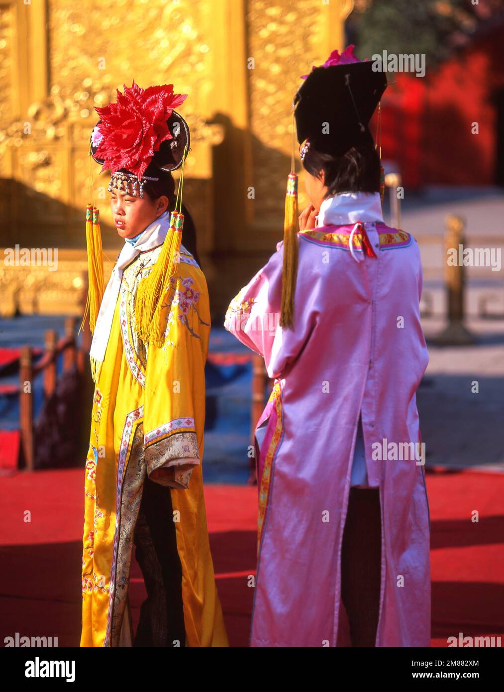 Turisti vestiti in costume imperiale, la Città Proibita (Zǐjìnchéng), Dongcheng, Pechino, la Repubblica popolare Cinese Foto Stock