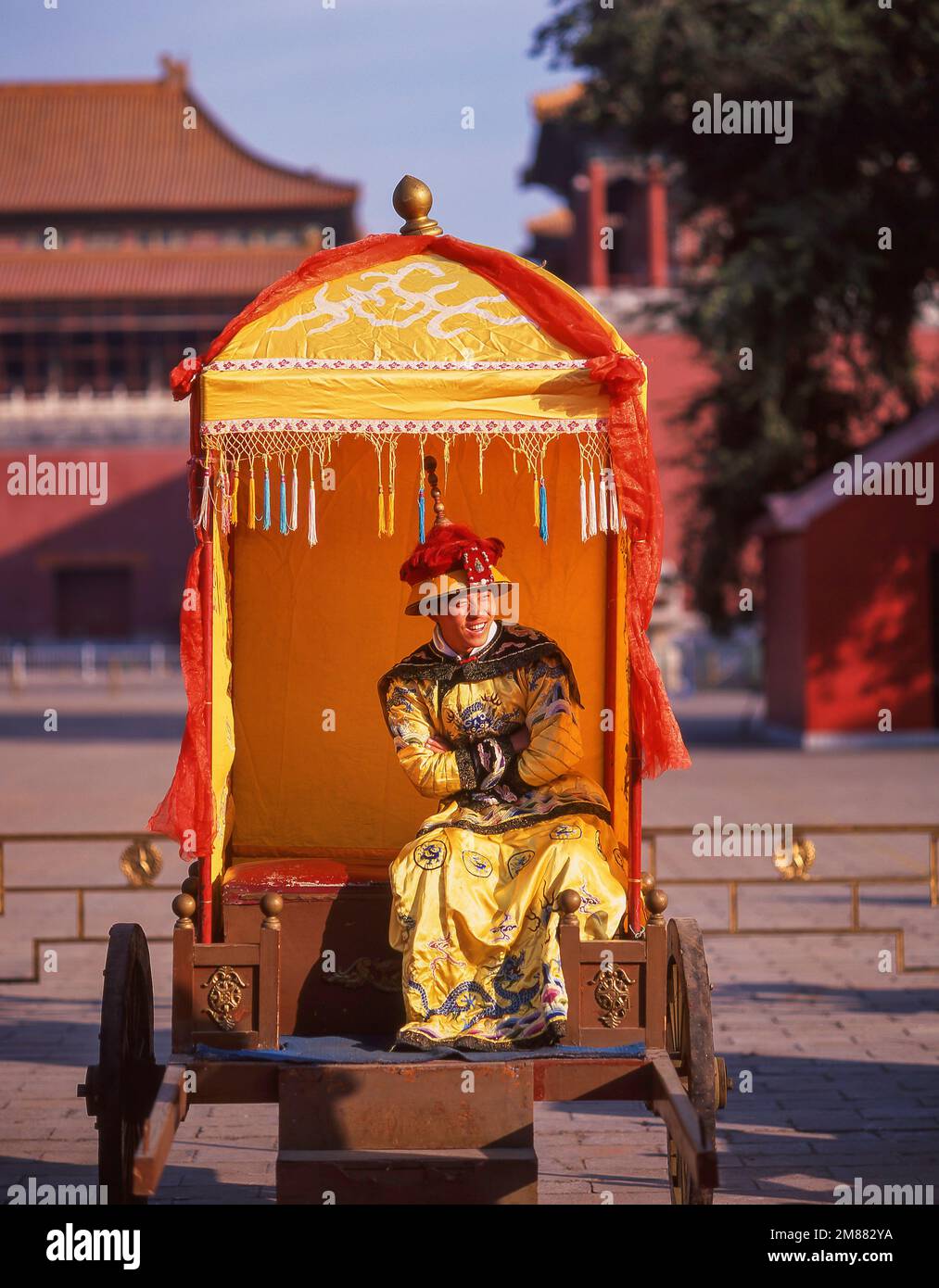 Turista vestito in costume imperiale, la Città Proibita (Zǐjìnchéng), Dongcheng, Pechino, la Repubblica popolare Cinese Foto Stock