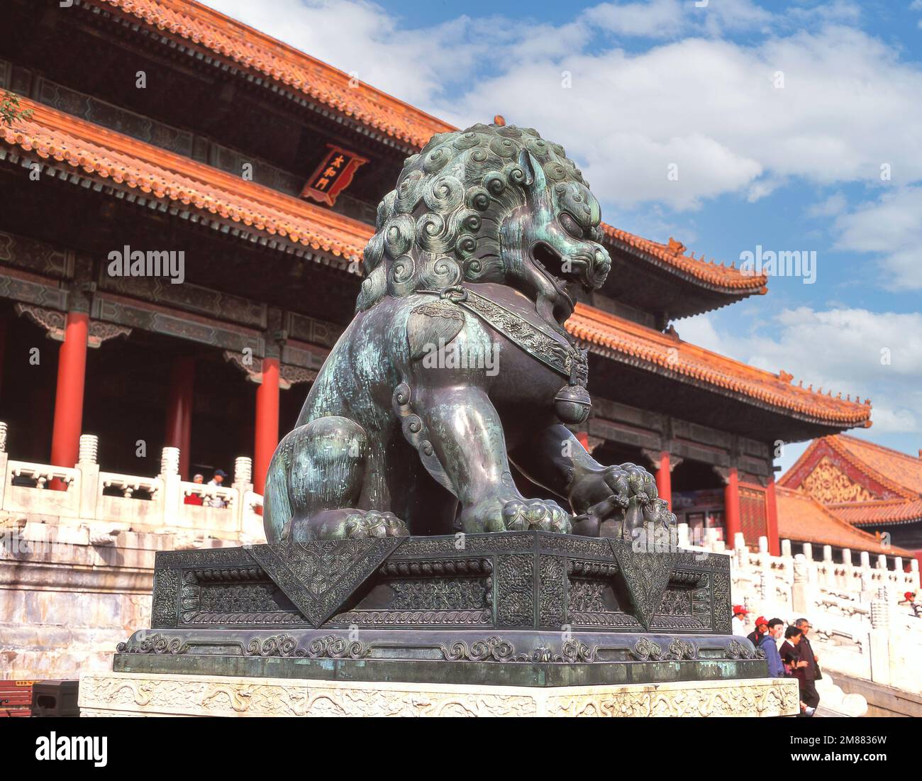 Statua del Leone di bronzo al di fuori della Sala dell'armonia Suprema, Corte esterna della Città Proibita (Zǐjìnchéng), Dongcheng, Pechino, Repubblica popolare Cinese Foto Stock