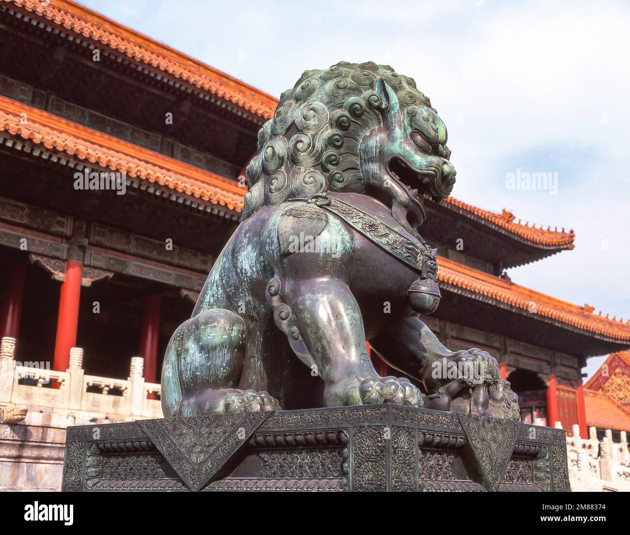 Statua del Leone di bronzo al di fuori della Sala dell'armonia Suprema, Corte esterna della Città Proibita (Zǐjìnchéng), Dongcheng, Pechino, Repubblica popolare Cinese Foto Stock