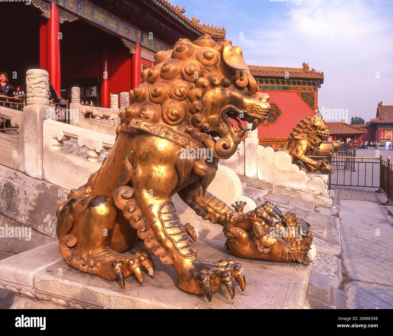 Statua del Leone d'oro fuori porta di purezza celeste, Corte interna della Città Proibita (Zǐjìnchéng), Dongcheng, Pechino, Repubblica popolare Cinese Foto Stock
